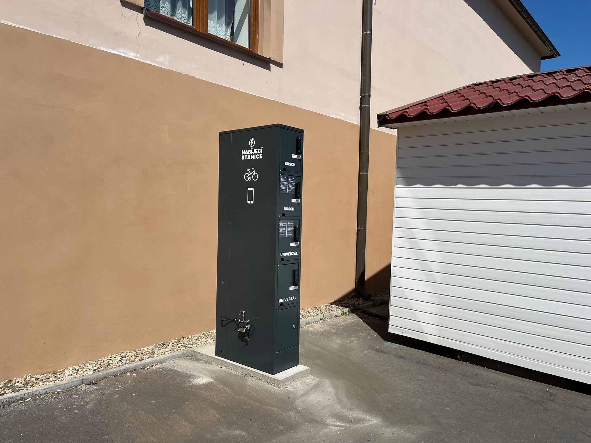 Nabíjecí stanice pro elektrokola a mobilní zařízení foto 2