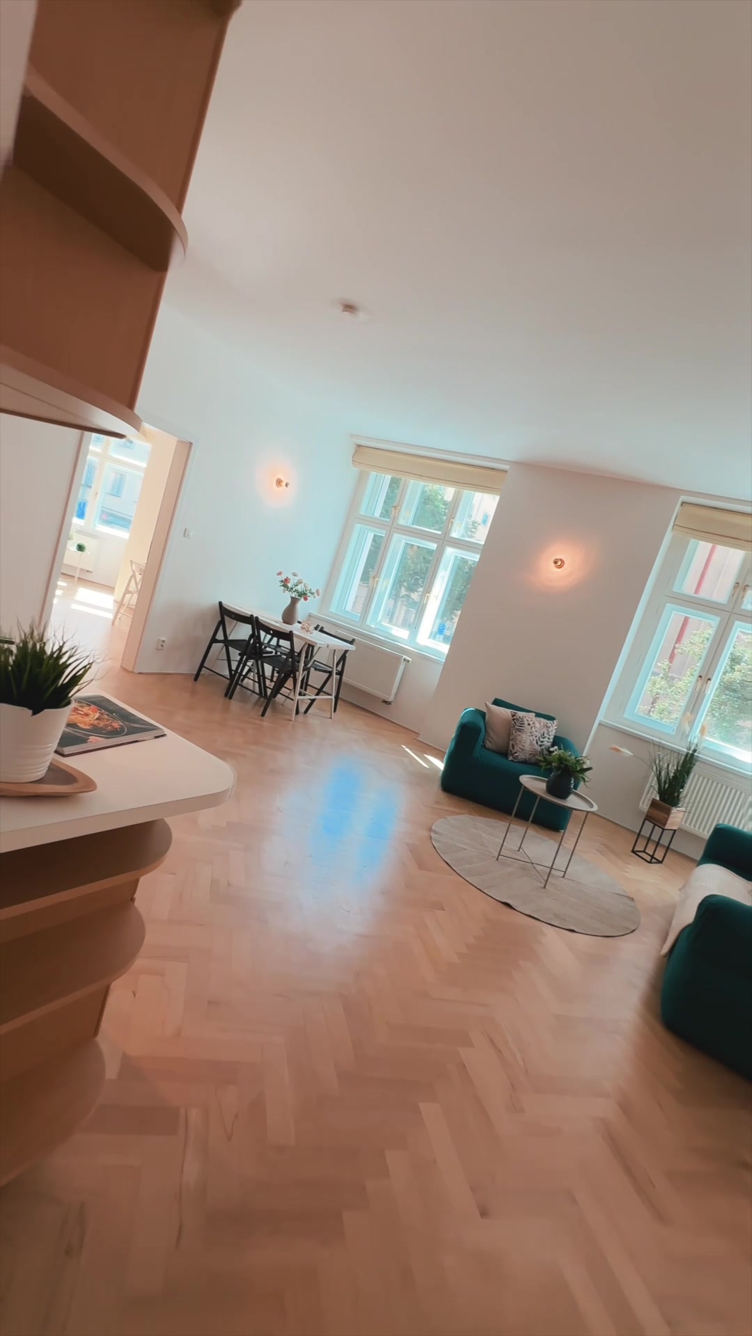 Realitní makléř Hana Yates foto 2 (náhled videa)