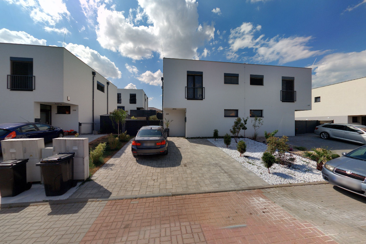 Moderní vila s bazénem a vířivkou