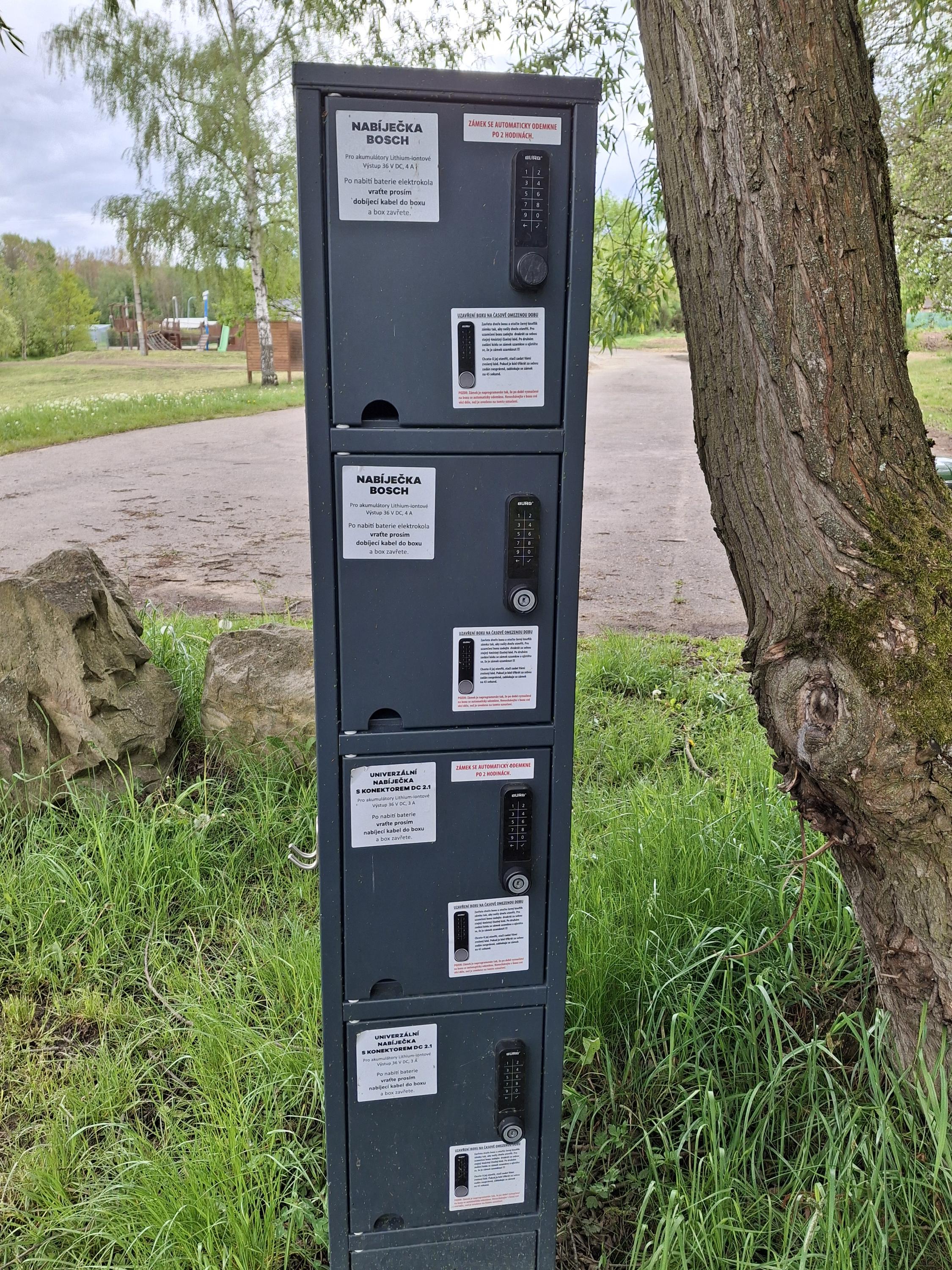 Nabíjecí stanice pro elektrokola a mobilní zařízení foto 2