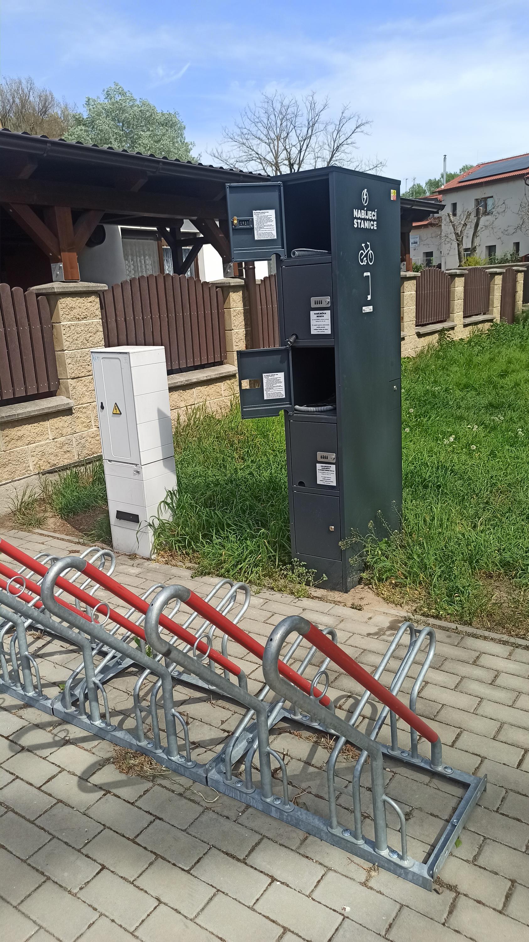 Nabíjecí stanice pro elektrokola a mobilní zařízení foto 3