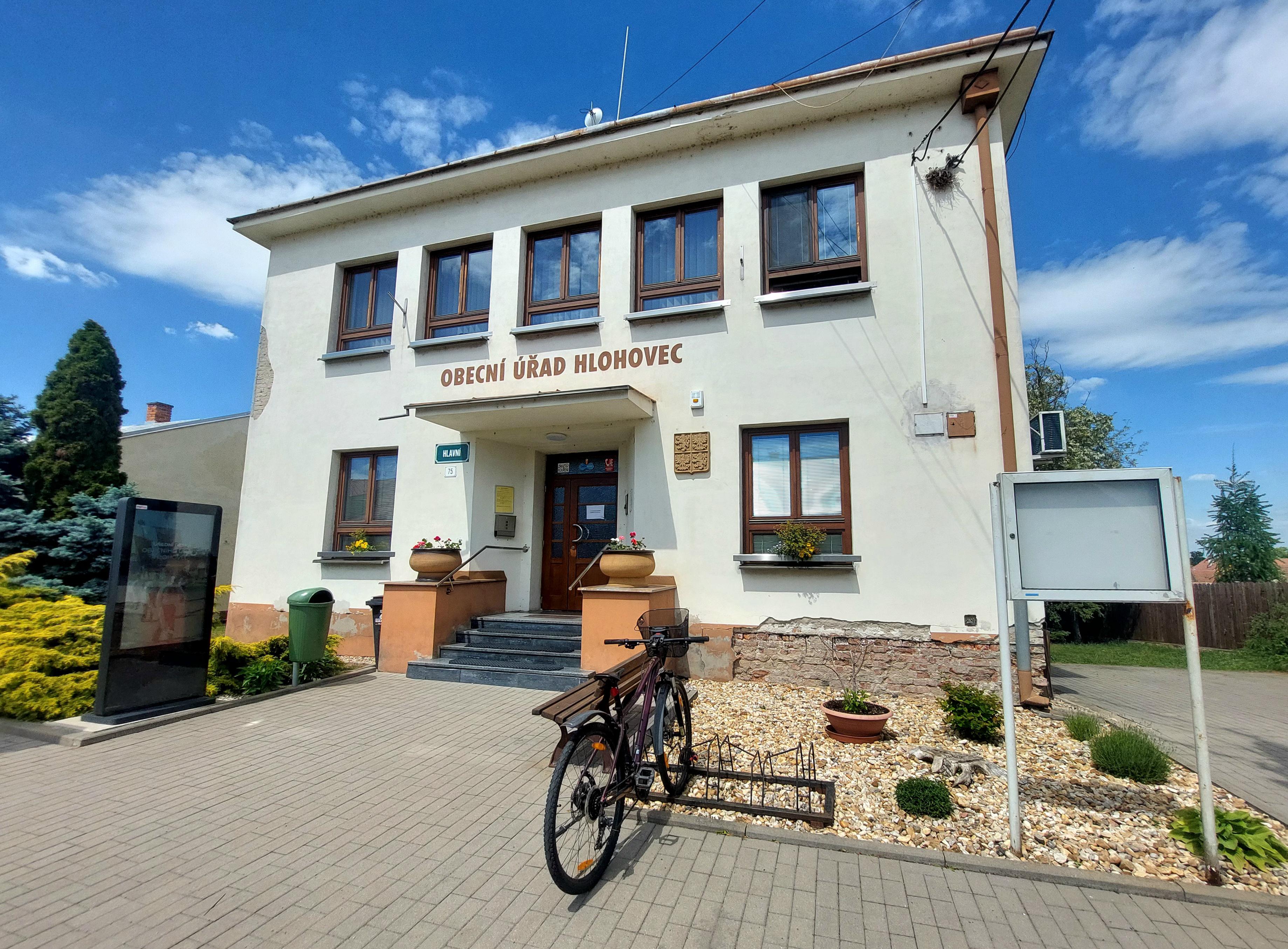 Hlohovec - obecní úřad foto 2
