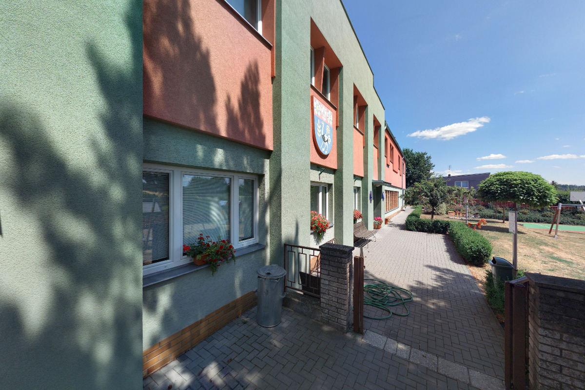 Jesenec - obecní úřad foto 3