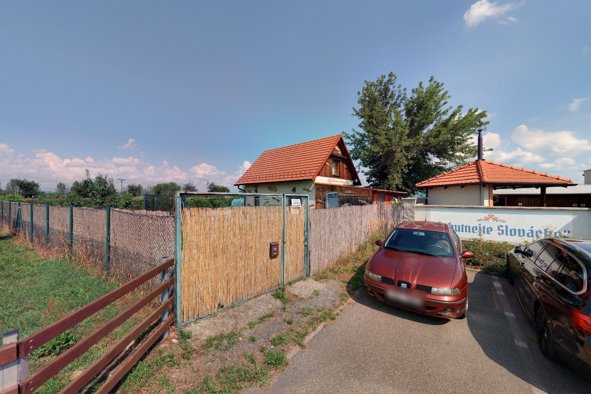 Chaloupka u dvora