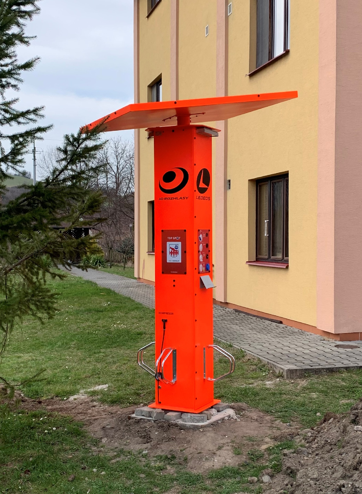 Multifunkční nabíjecí stanice TOP SPOT foto 2