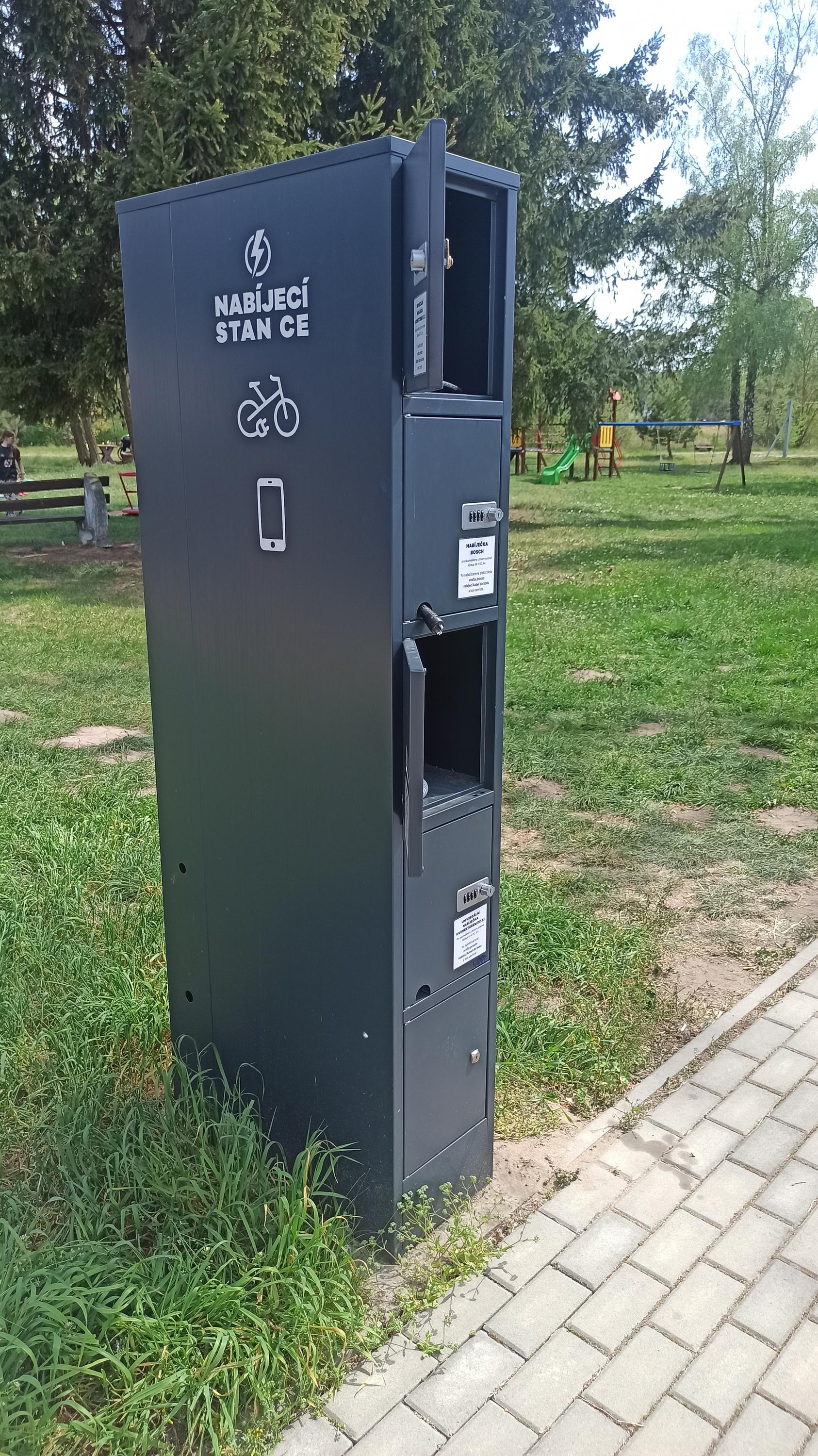Nabíjecí stanice pro elektrokola a mobilní zařízení foto 6