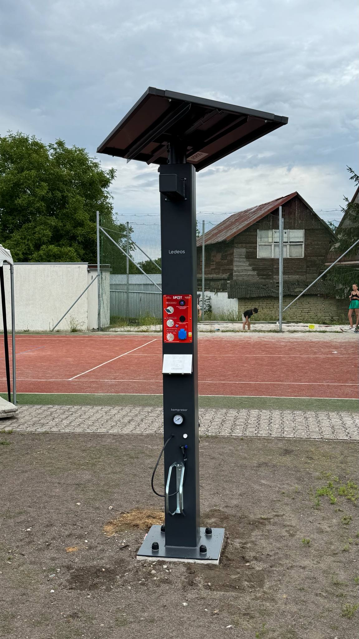 Multifunkční nabíjecí stanice SPOT foto 1