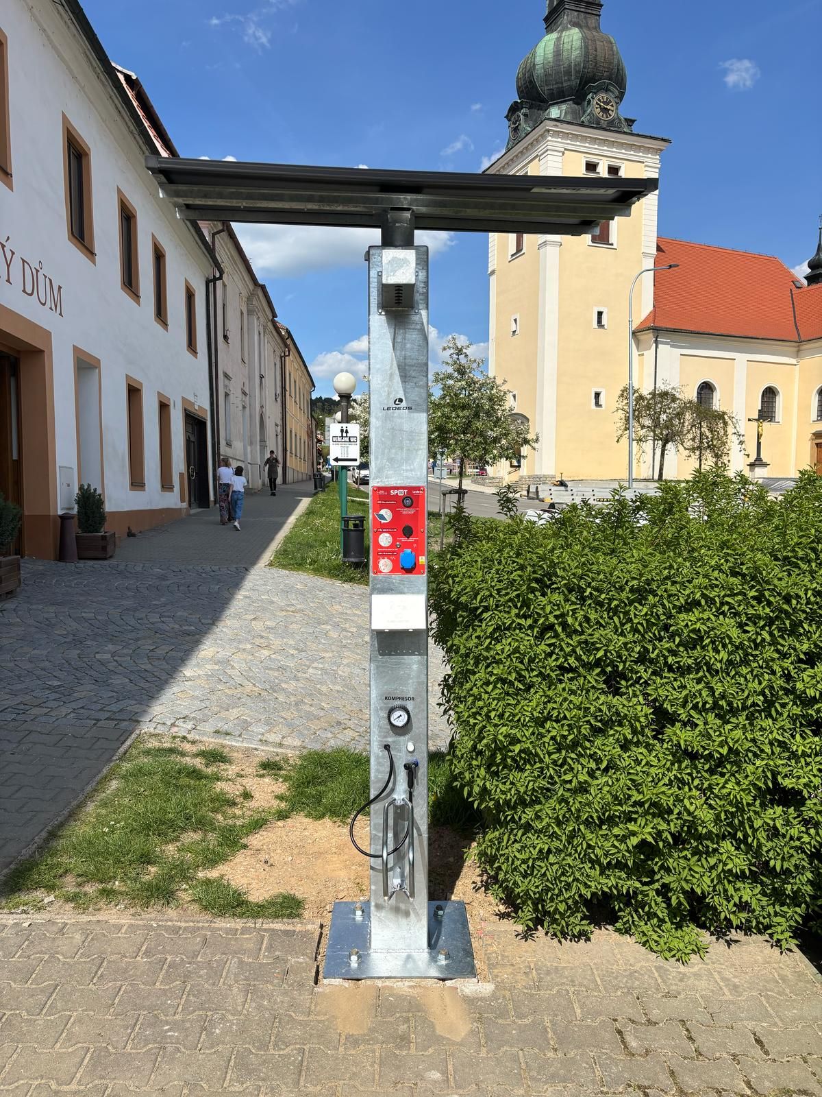 Multifunkční nabíjecí stanice SPOT foto 2