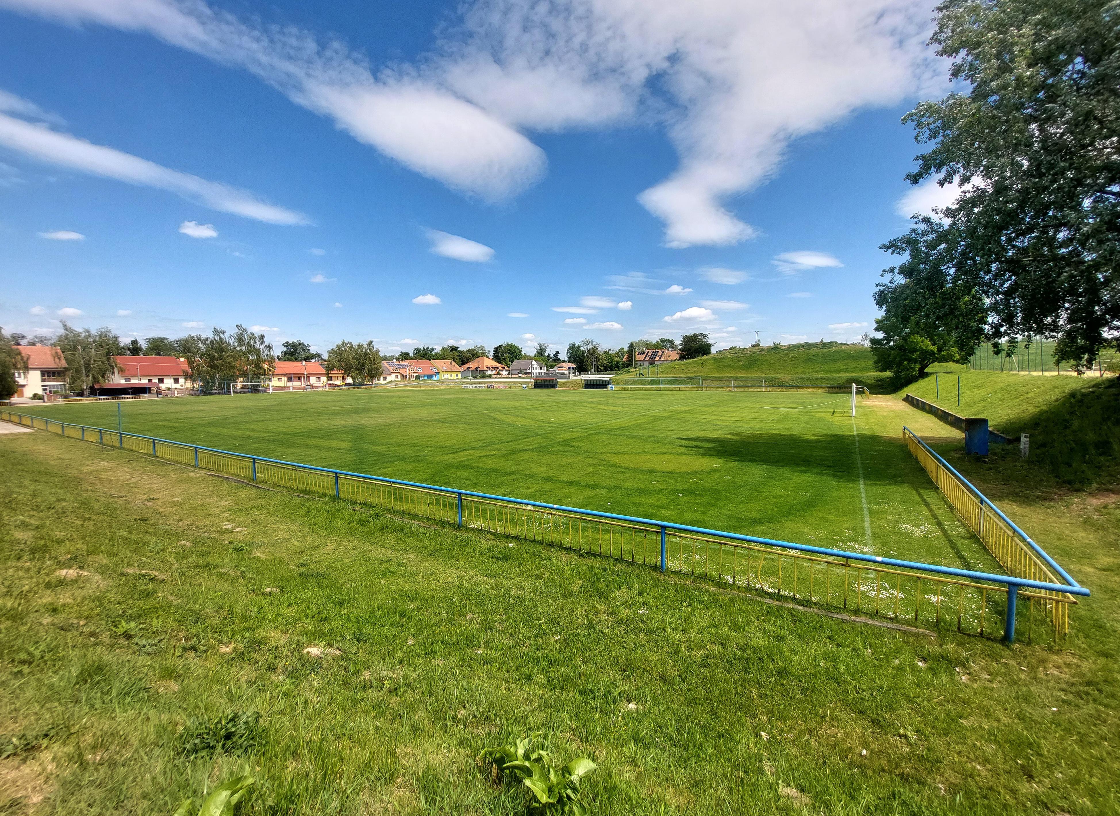 Fotbalové hřiště Hlohovec foto 2
