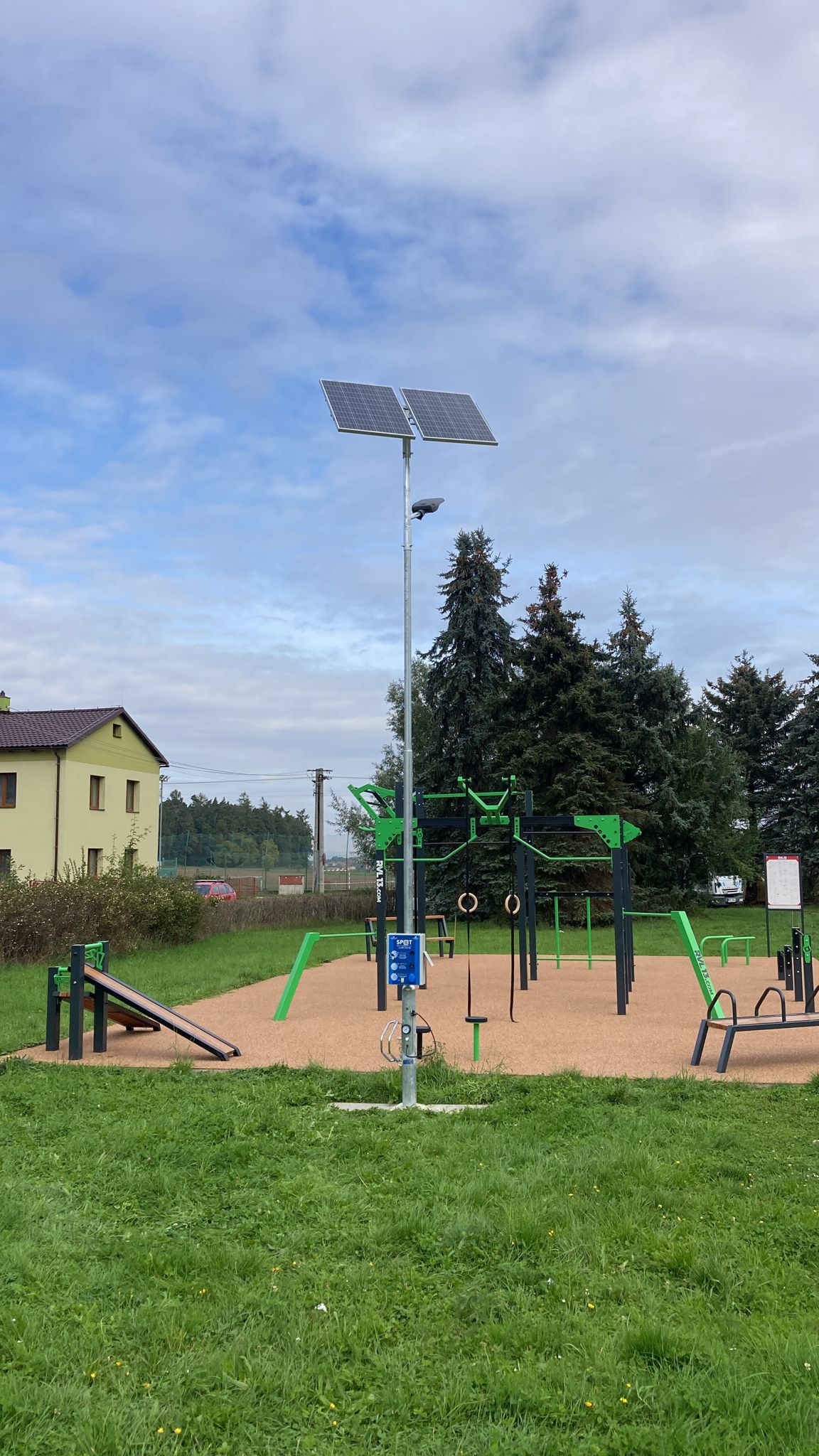 Multifunkční nabíjecí stanice MINI SPOT foto 1