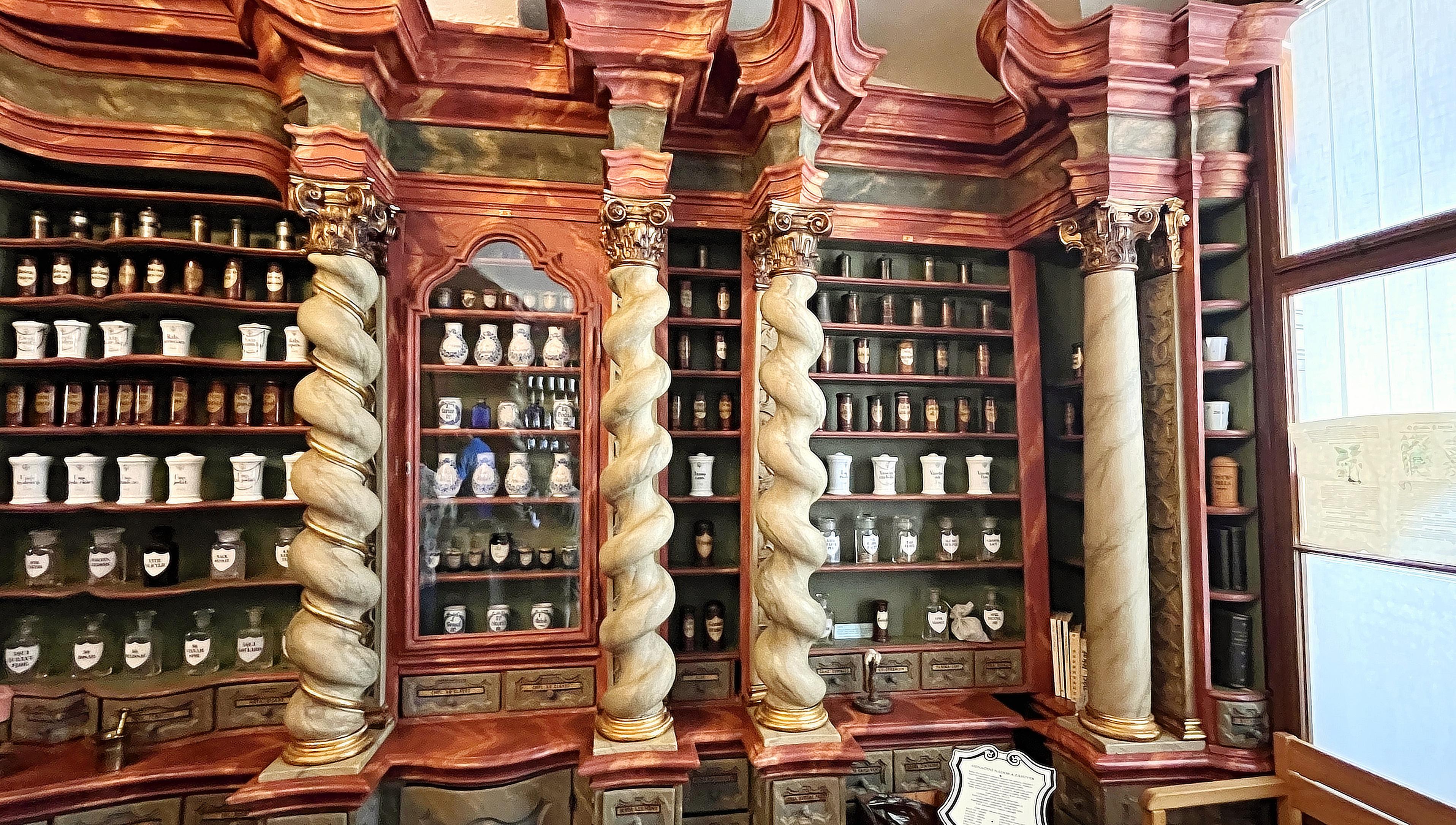 Barokní lékárna U Bílého jednorožce foto 6