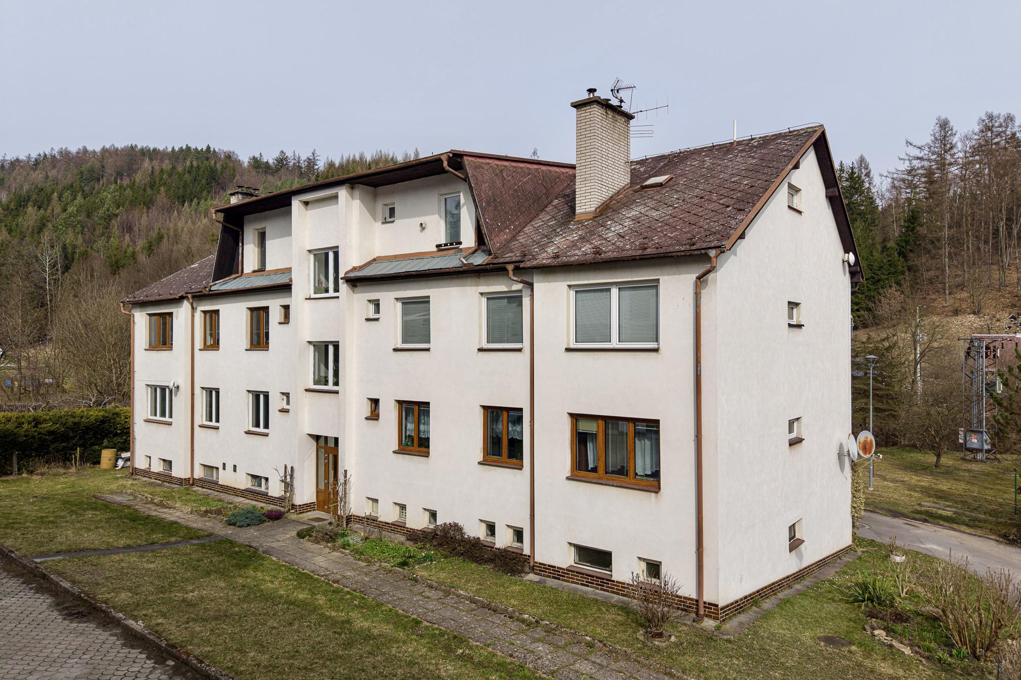 Prodej družstevního bytu 3+1 s garáží v Hosticích.