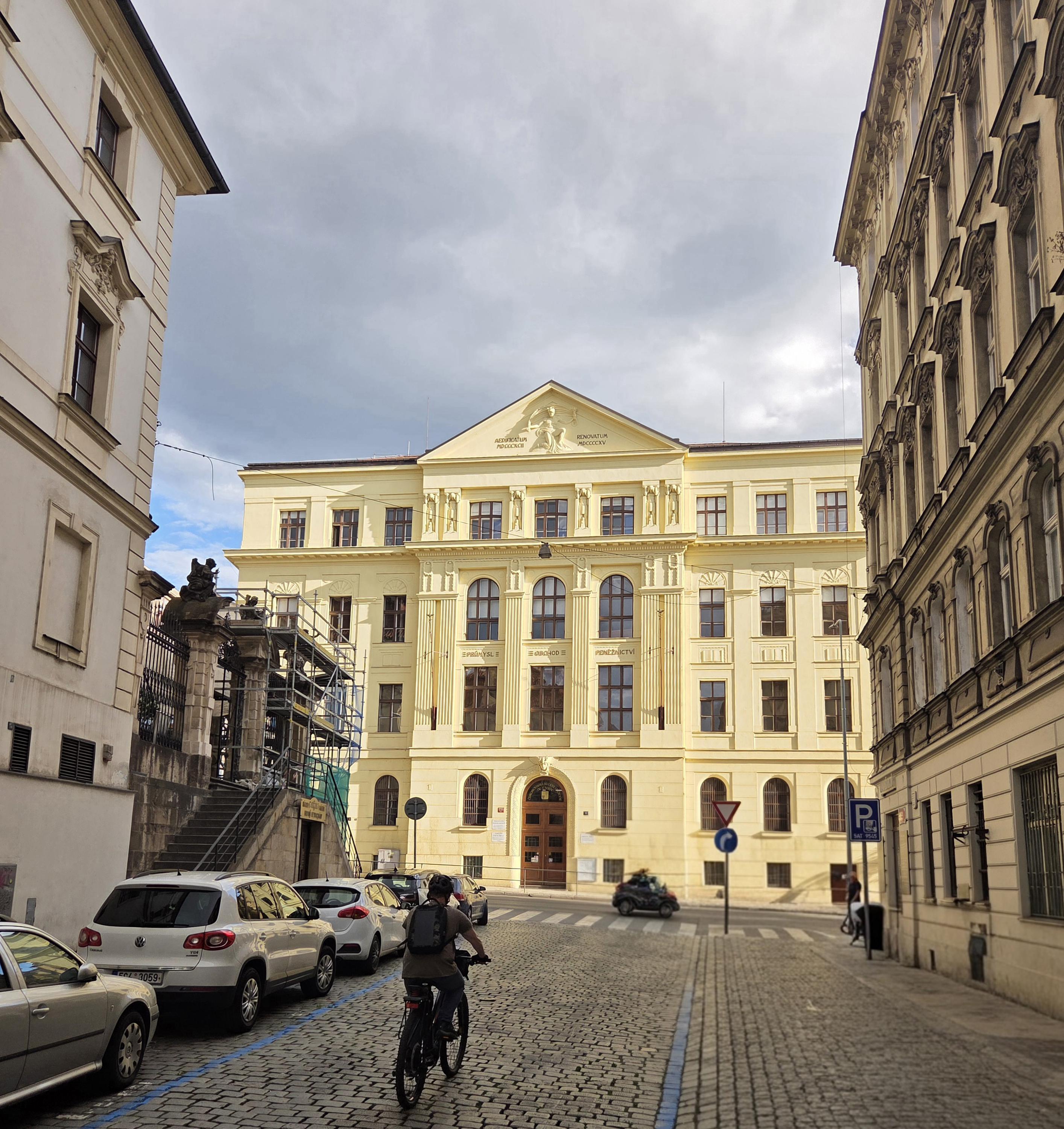 Českoslovanská akademie obchodní Dr. Edvarda Beneše, střední odborná škola, Praha 2 foto 3