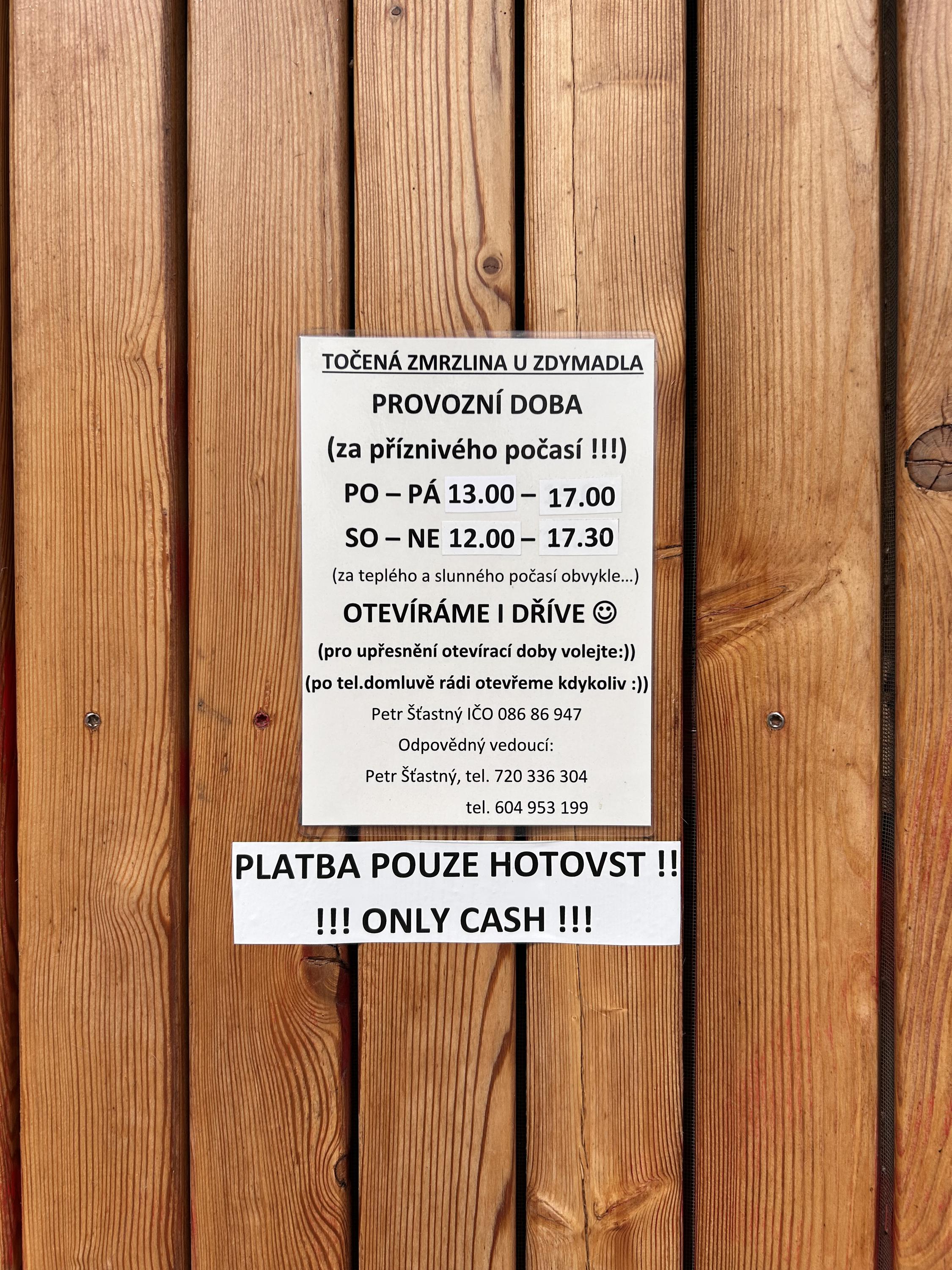 Zmrzlinový stánek u zimního stadionu foto 2