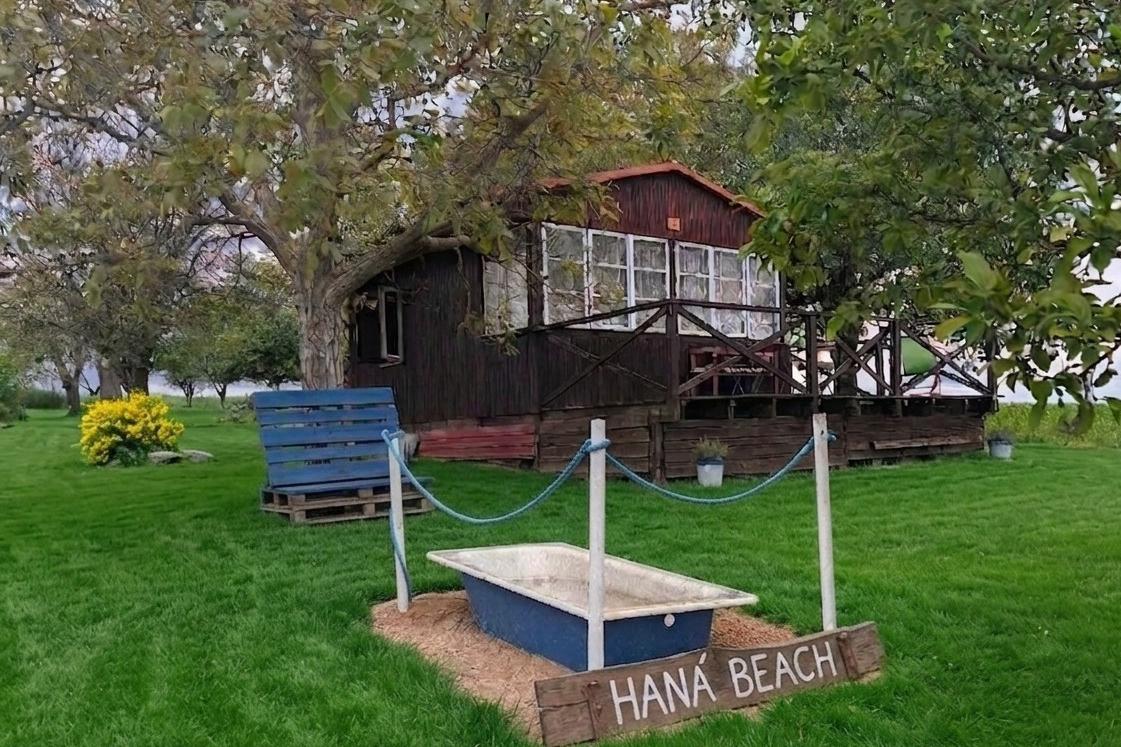 Prodej romantické chaty v sadu 2 290m², Želeč