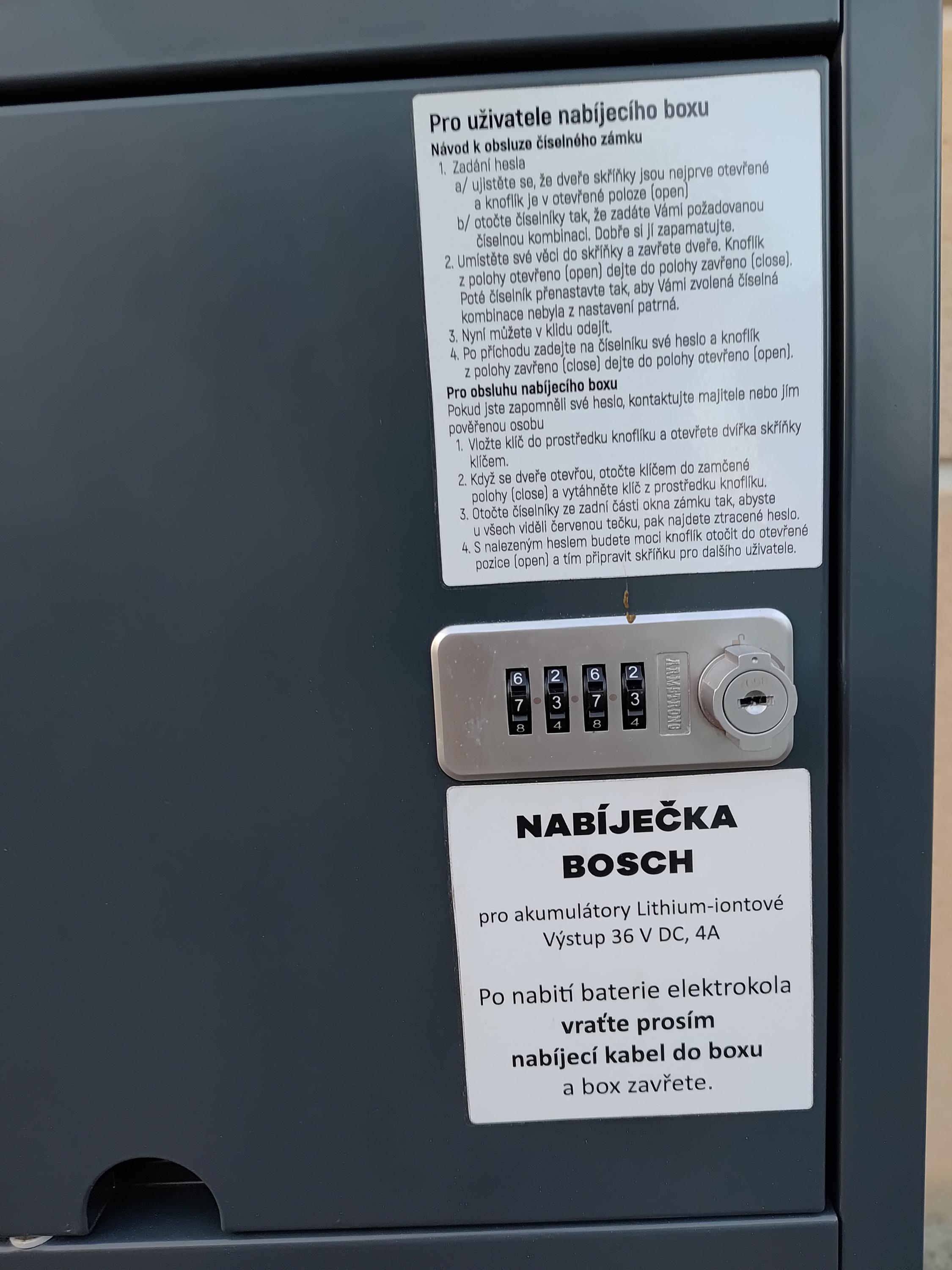 Nabíjecí stanice pro elektrokola a mobilní zařízení foto 2