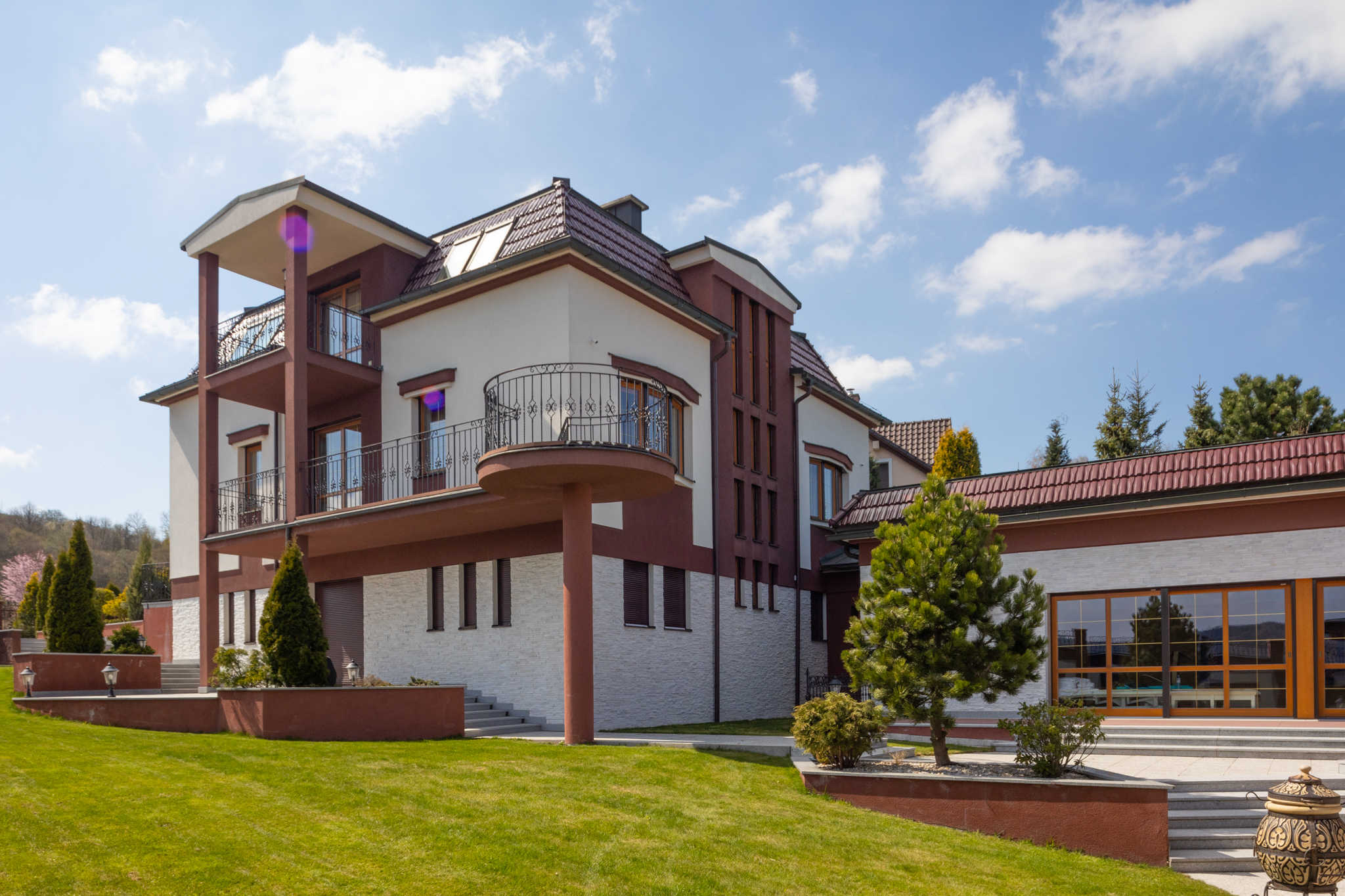 Na prodej:  luxusní dům 435m²,  pozemek 927 m²