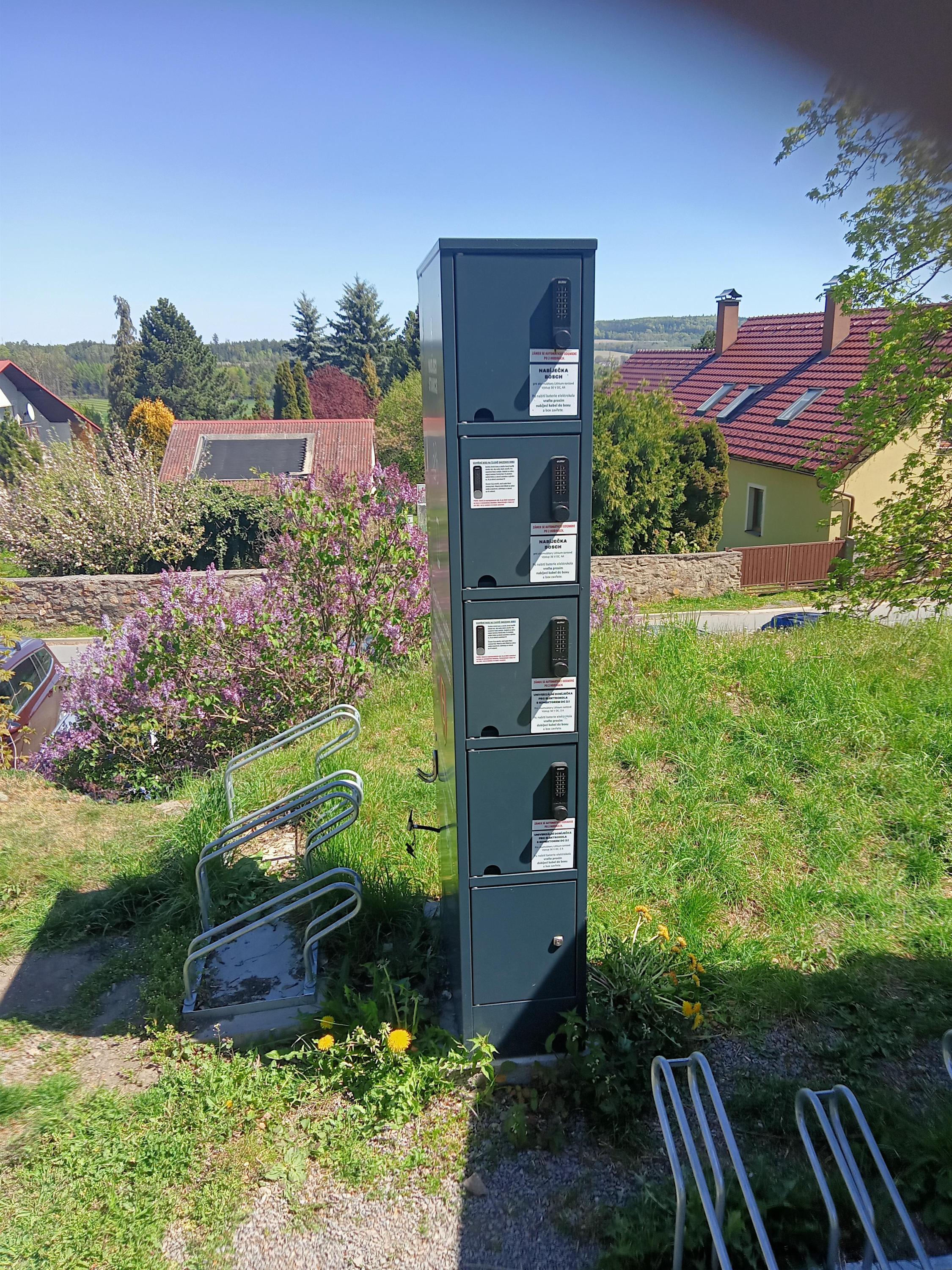 Nabíjecí stanice pro elektrokola a mobilní zařízení foto 2
