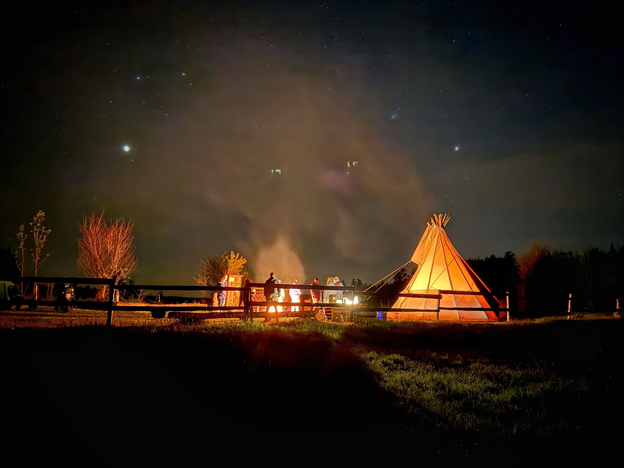Teepee na louce foto 2