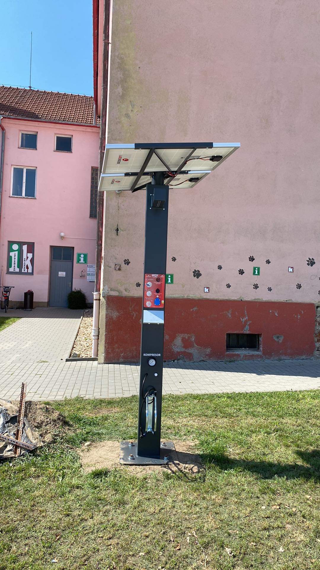 Multifunkční nabíjecí stanice SPOT foto 1