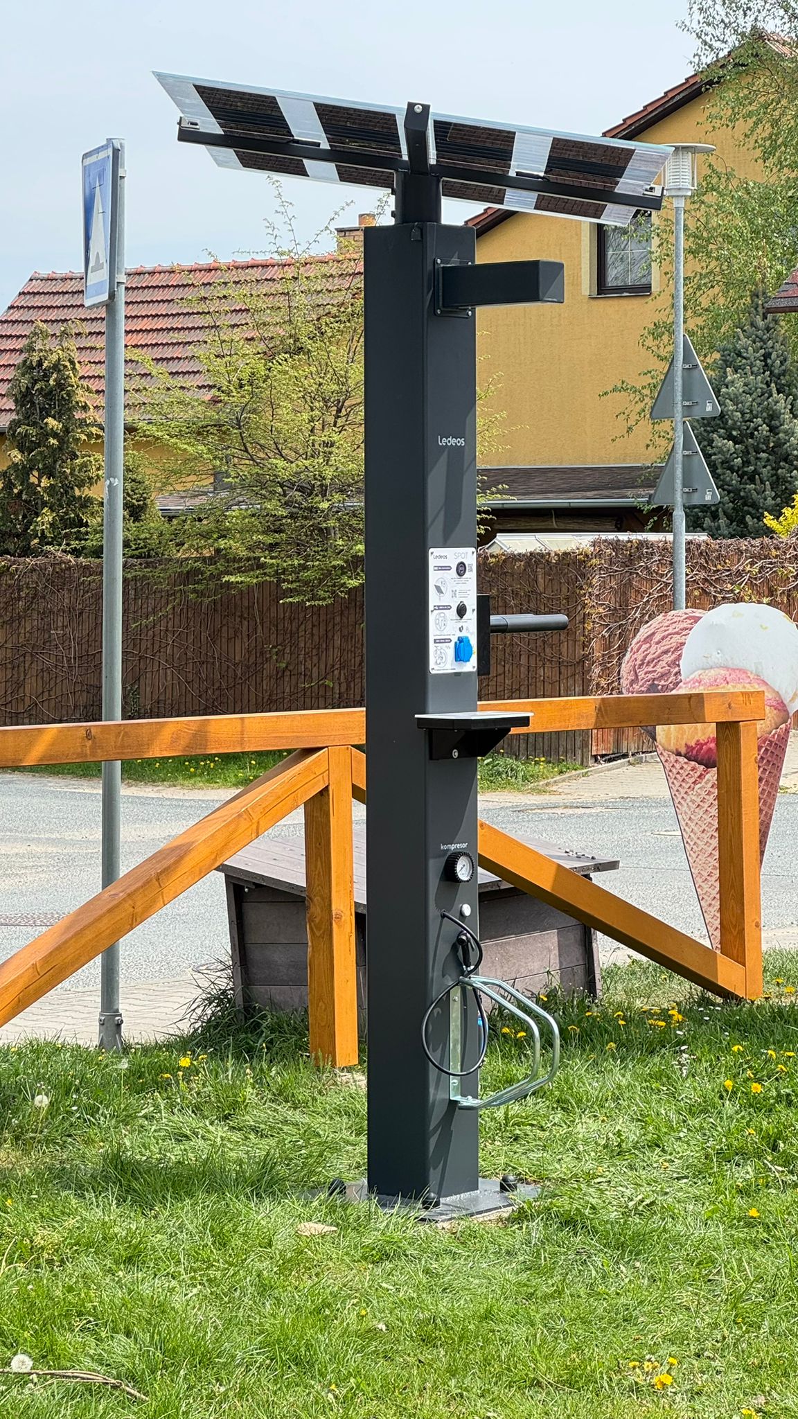 Multifunkční nabíjecí stanice SPOT foto 1