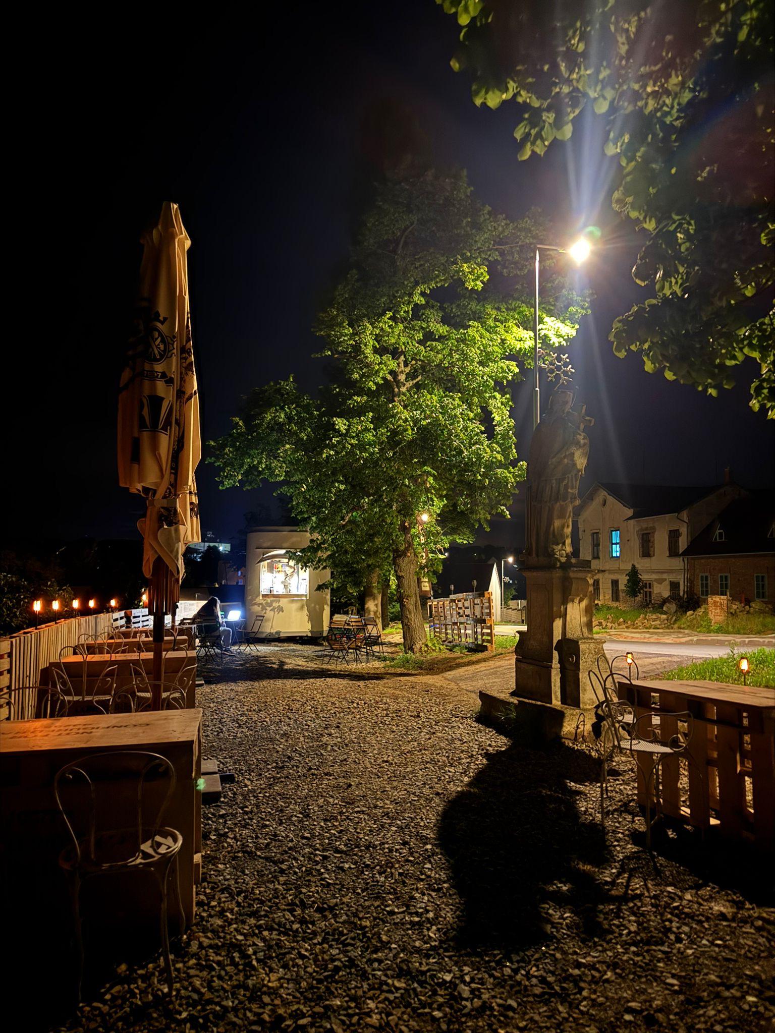 Kiosek na břehu foto 4