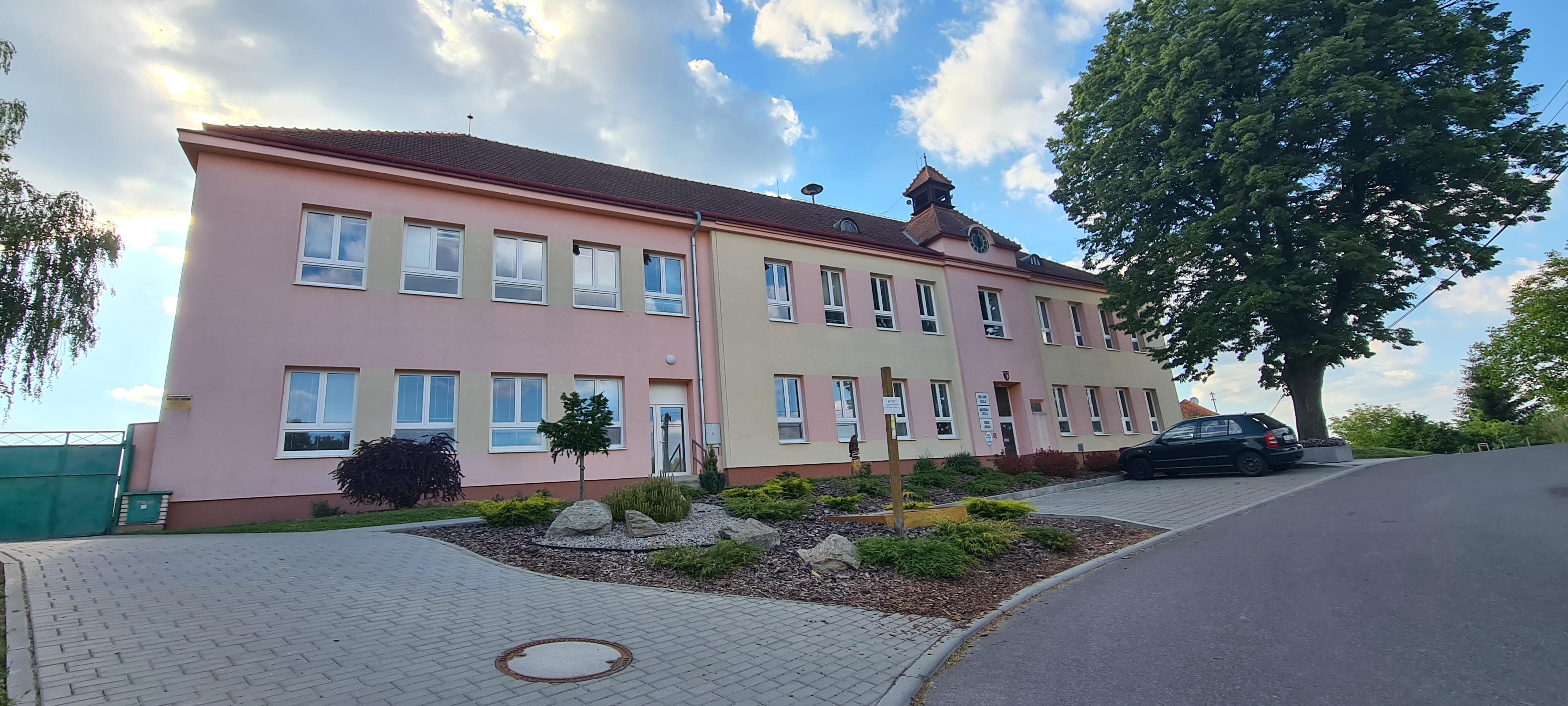ZŠ a MŠ Hluboké Mašůvky foto 2