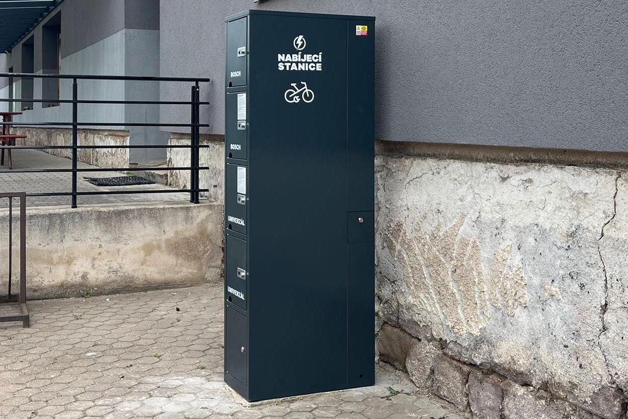 Nabíjecí stanice pro elektrokola a mobilní zařízení