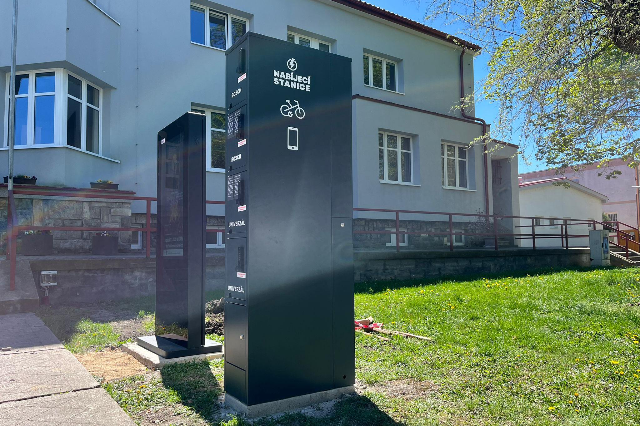Nabíjecí stanice pro elektrokola a mobilní zařízení