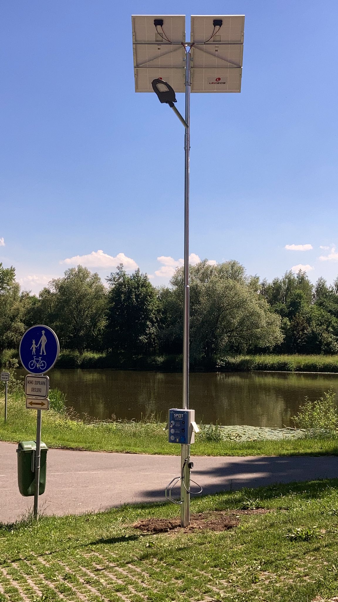 Multifunkční nabíjecí stanice MINI SPOT foto 1
