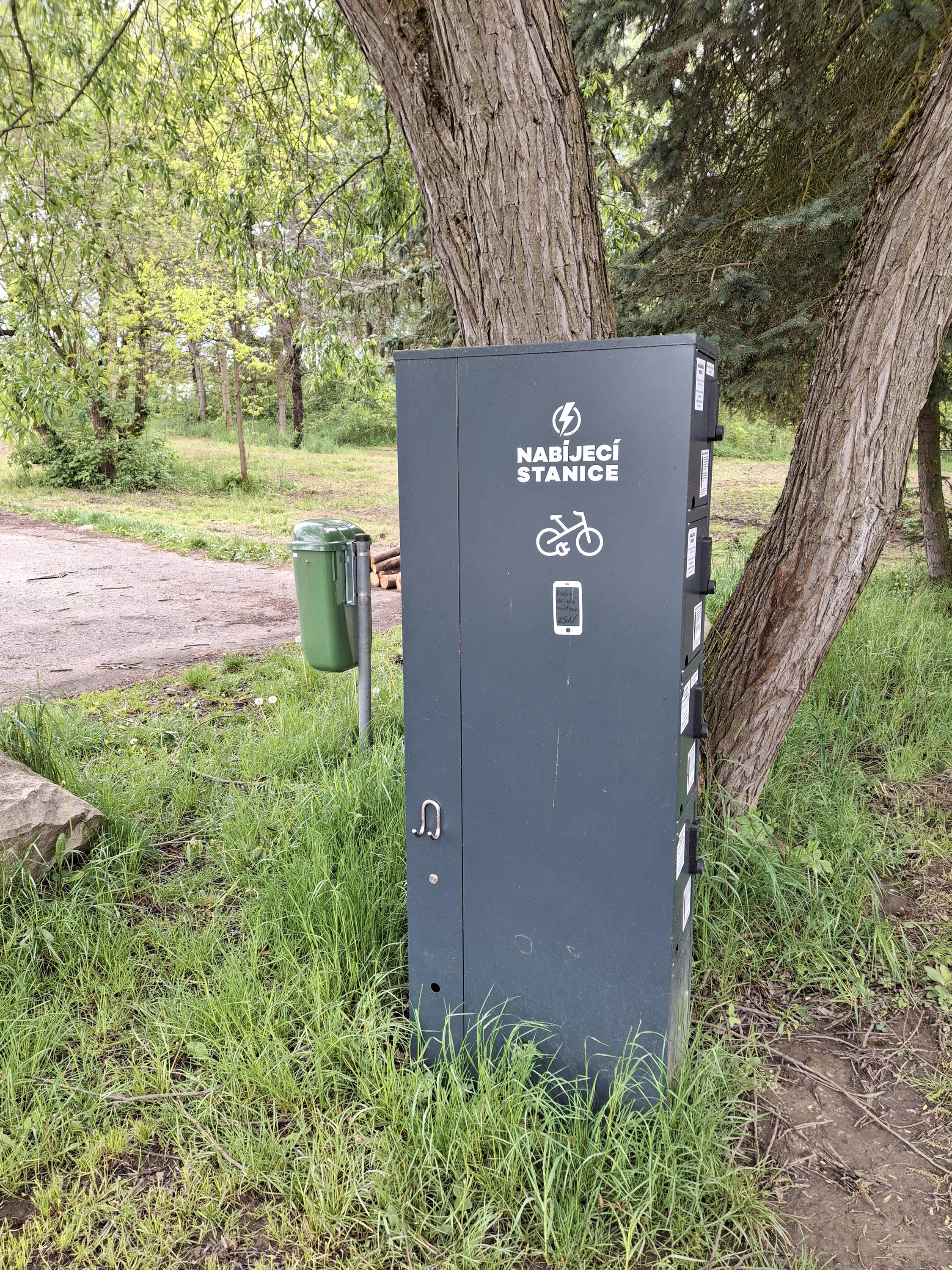 Nabíjecí stanice pro elektrokola a mobilní zařízení foto 3