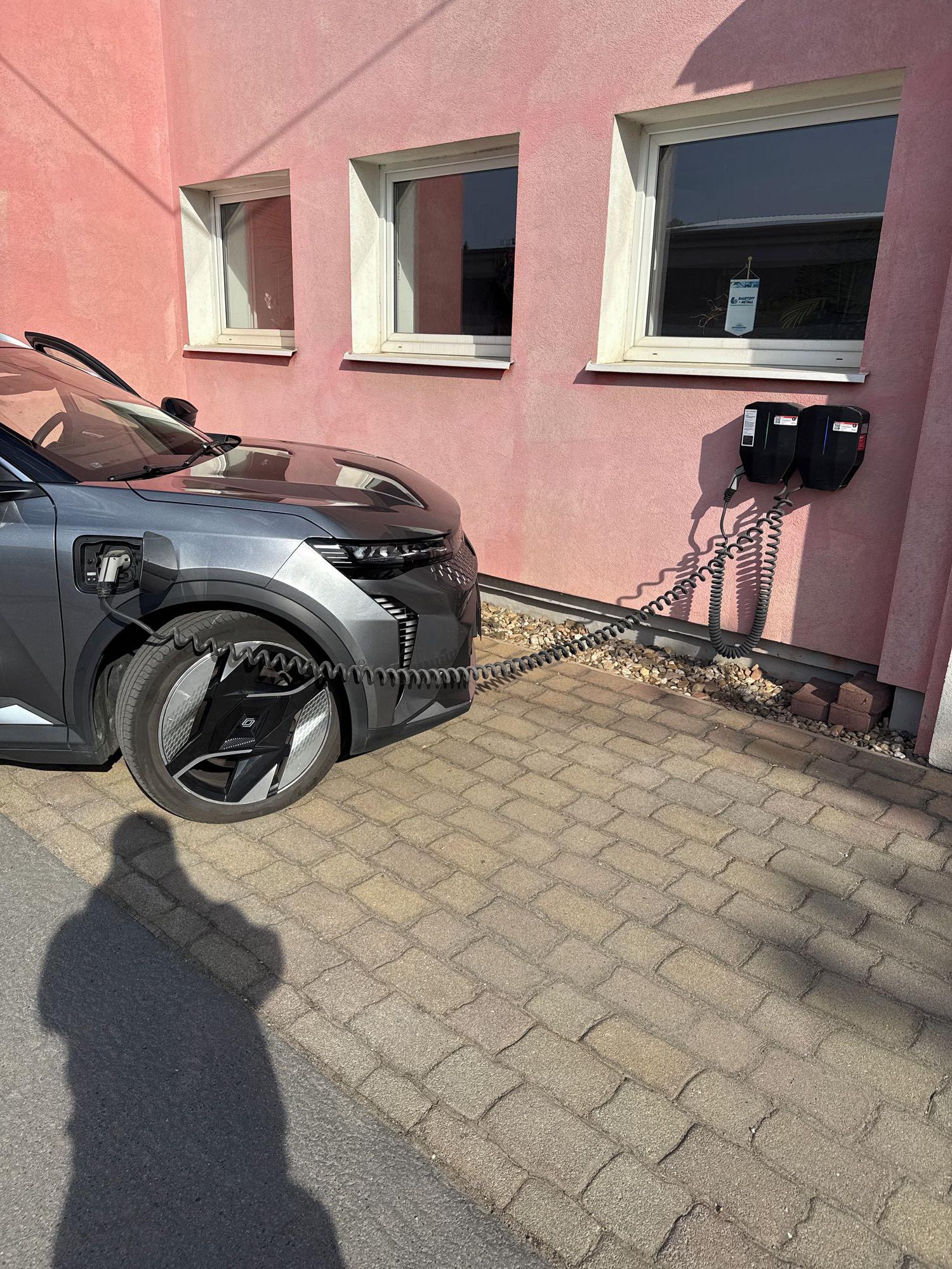 Dobíjecí stanice pro elektromobily foto 2