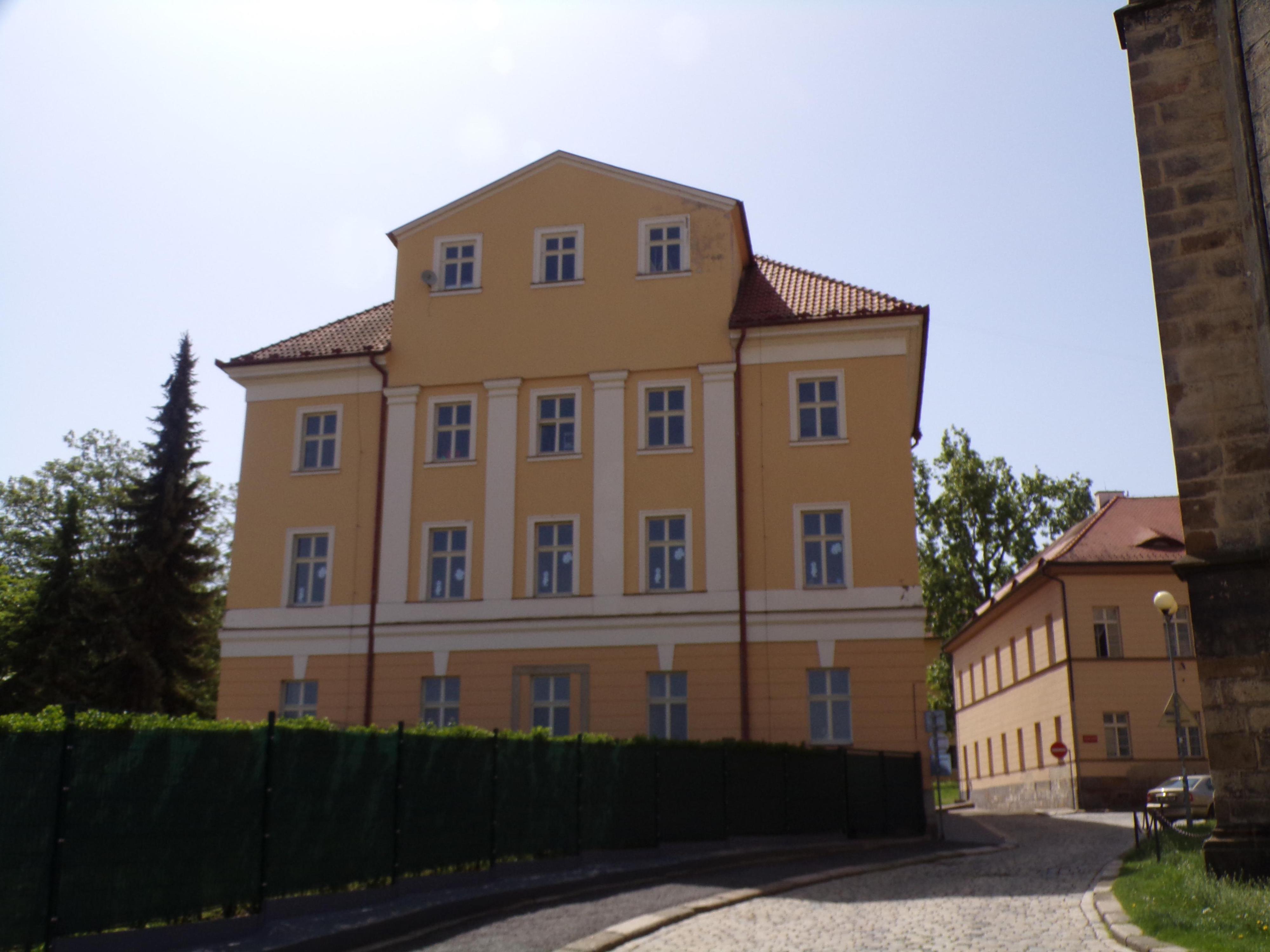 ZŠ Cheb, Kostelní náměstí 14 foto 2