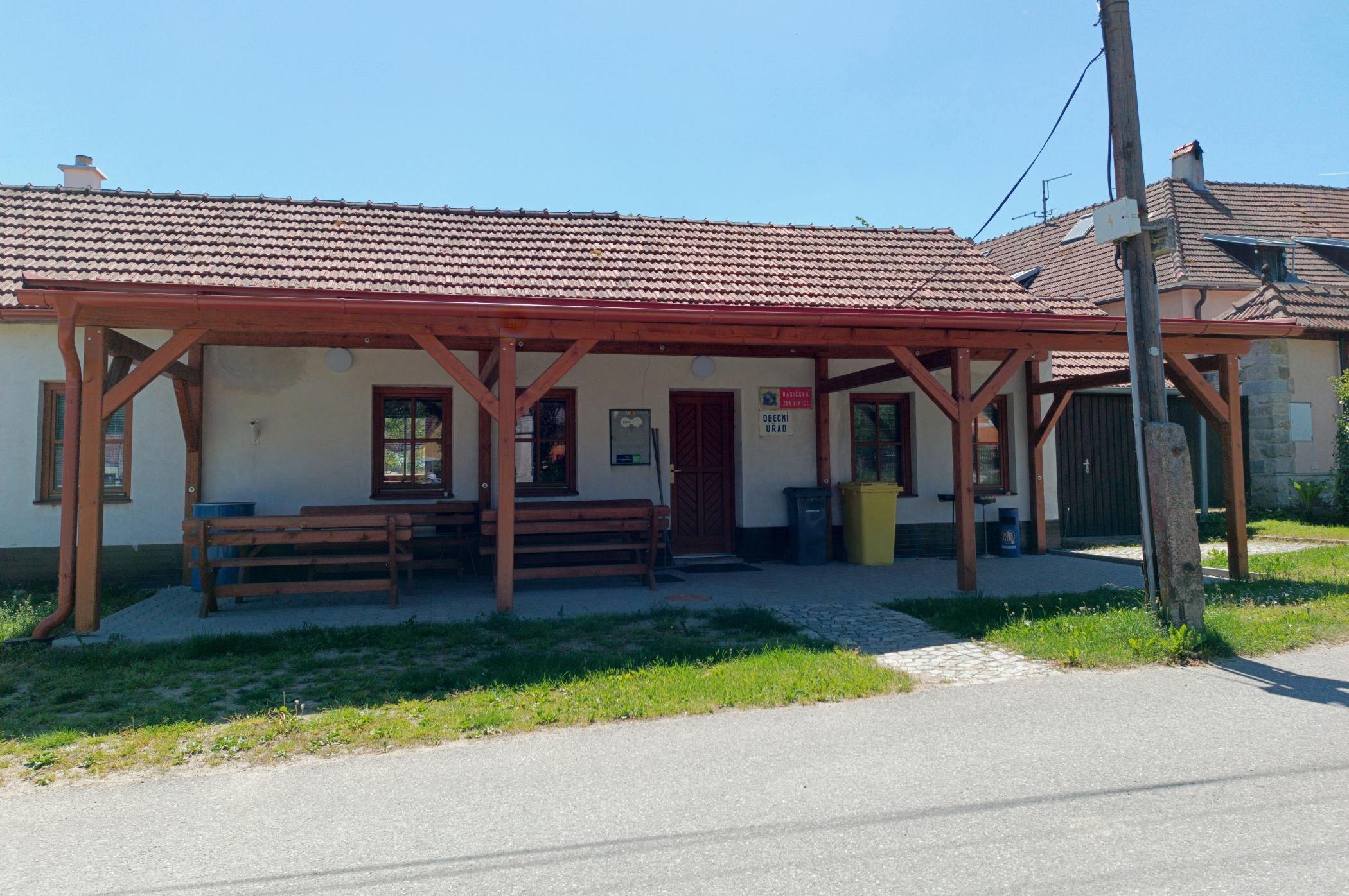 Lhotka - obecní úřad foto 5