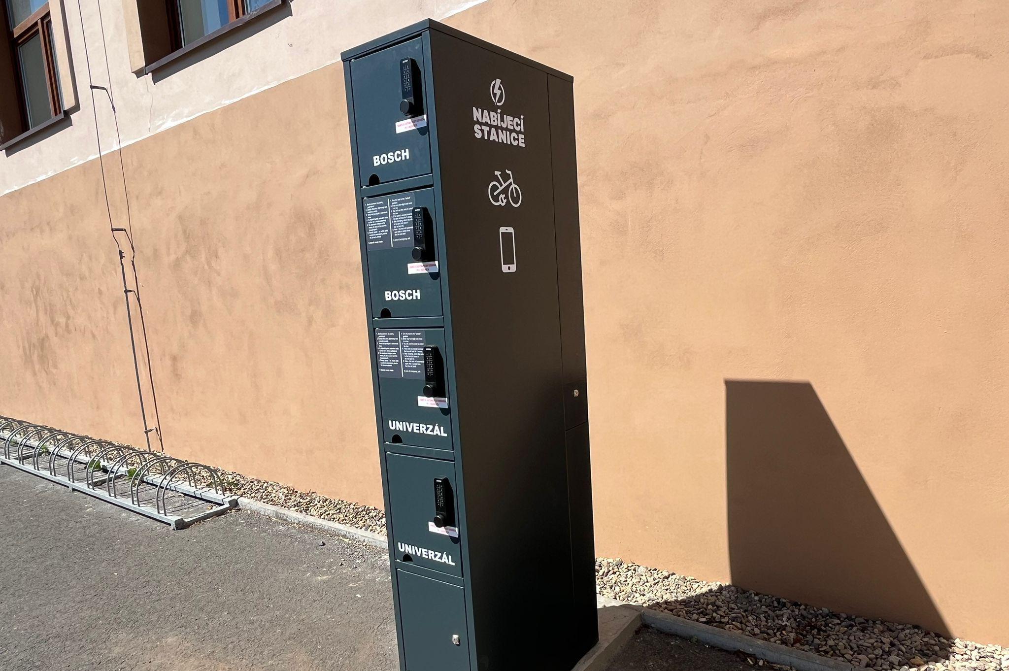 Nabíjecí stanice pro elektrokola a mobilní zařízení