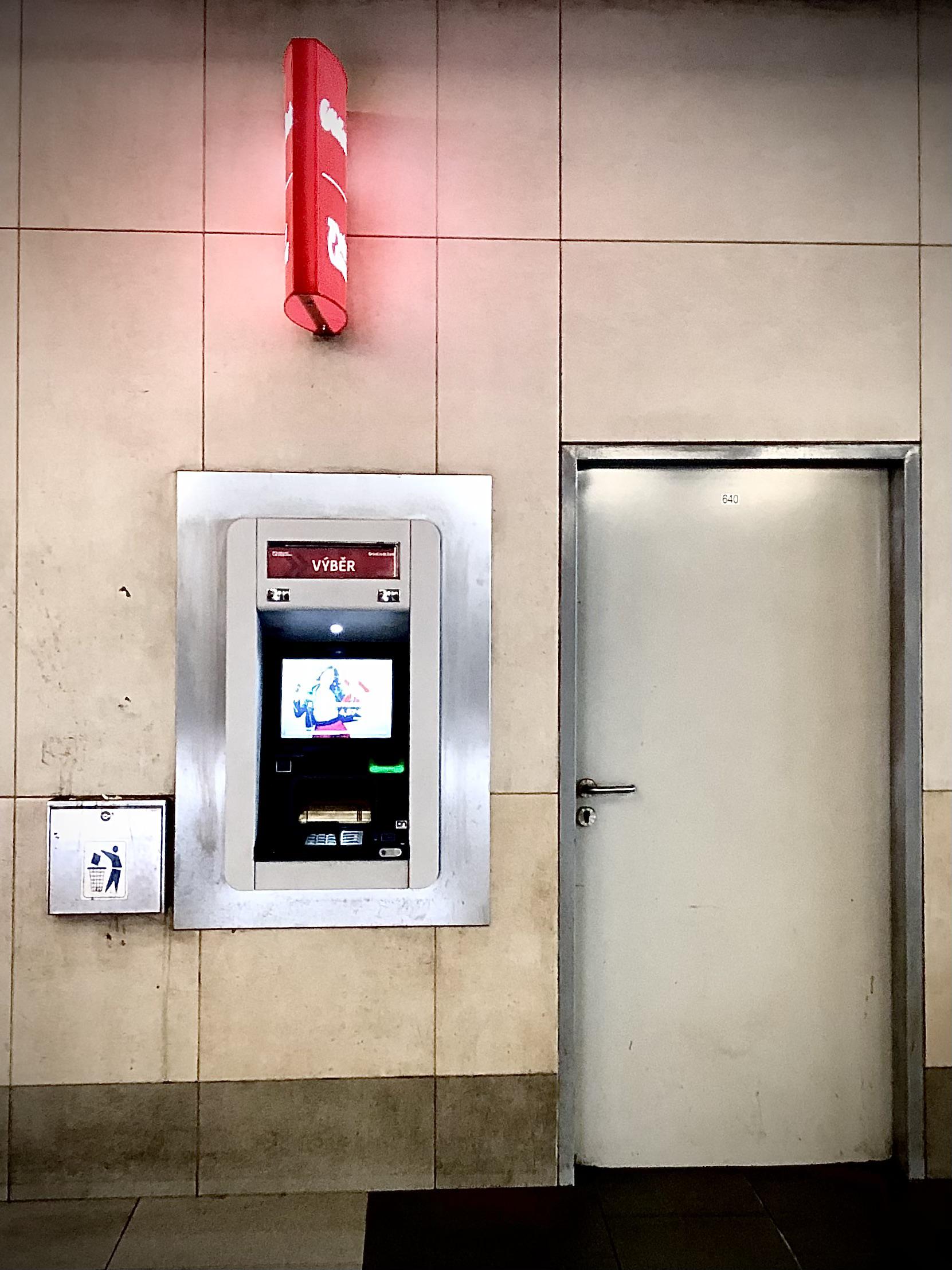 Bankomat UniCredit Bank Czech Republic foto 2