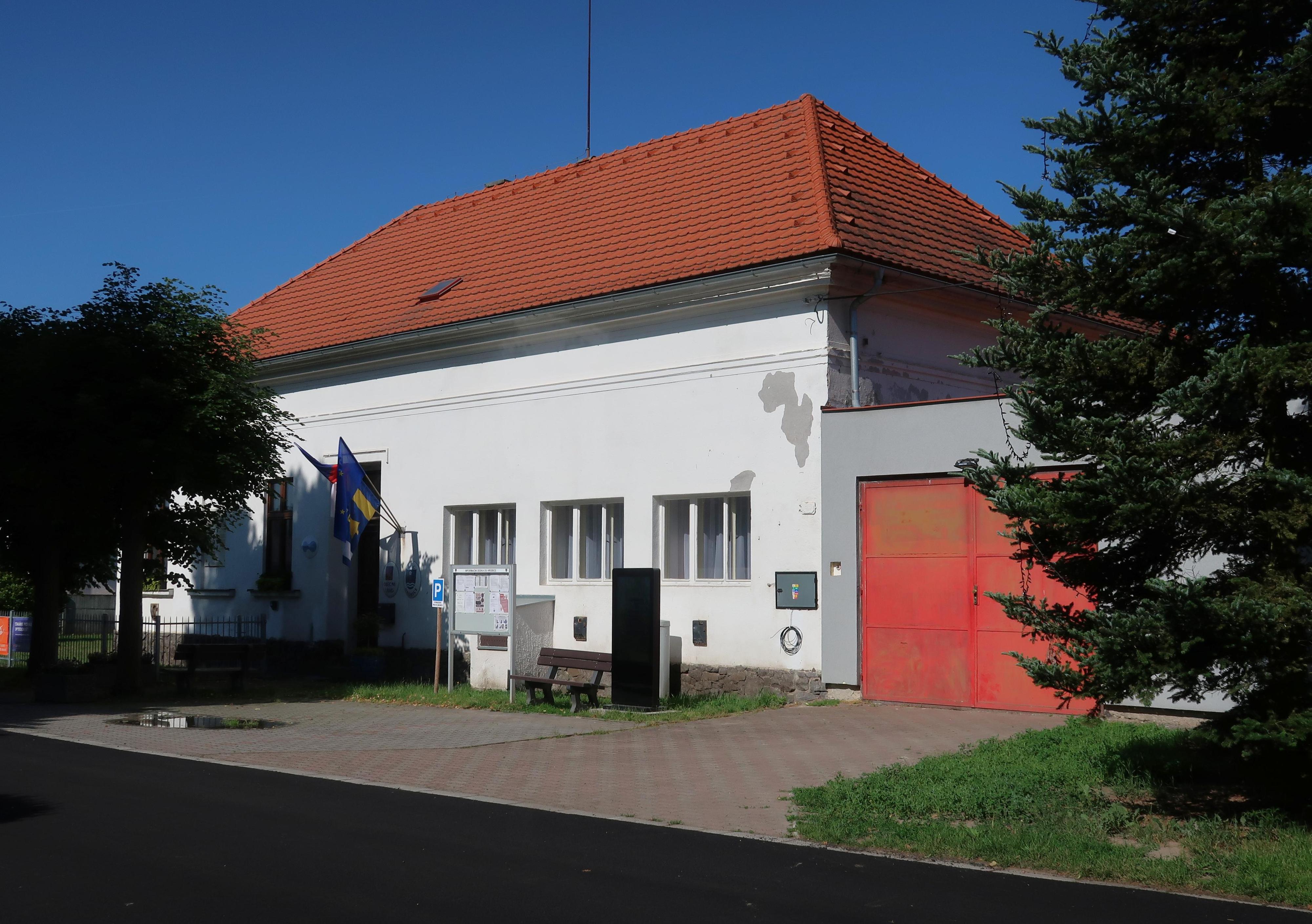 Hrobice - obecní úřad foto 2