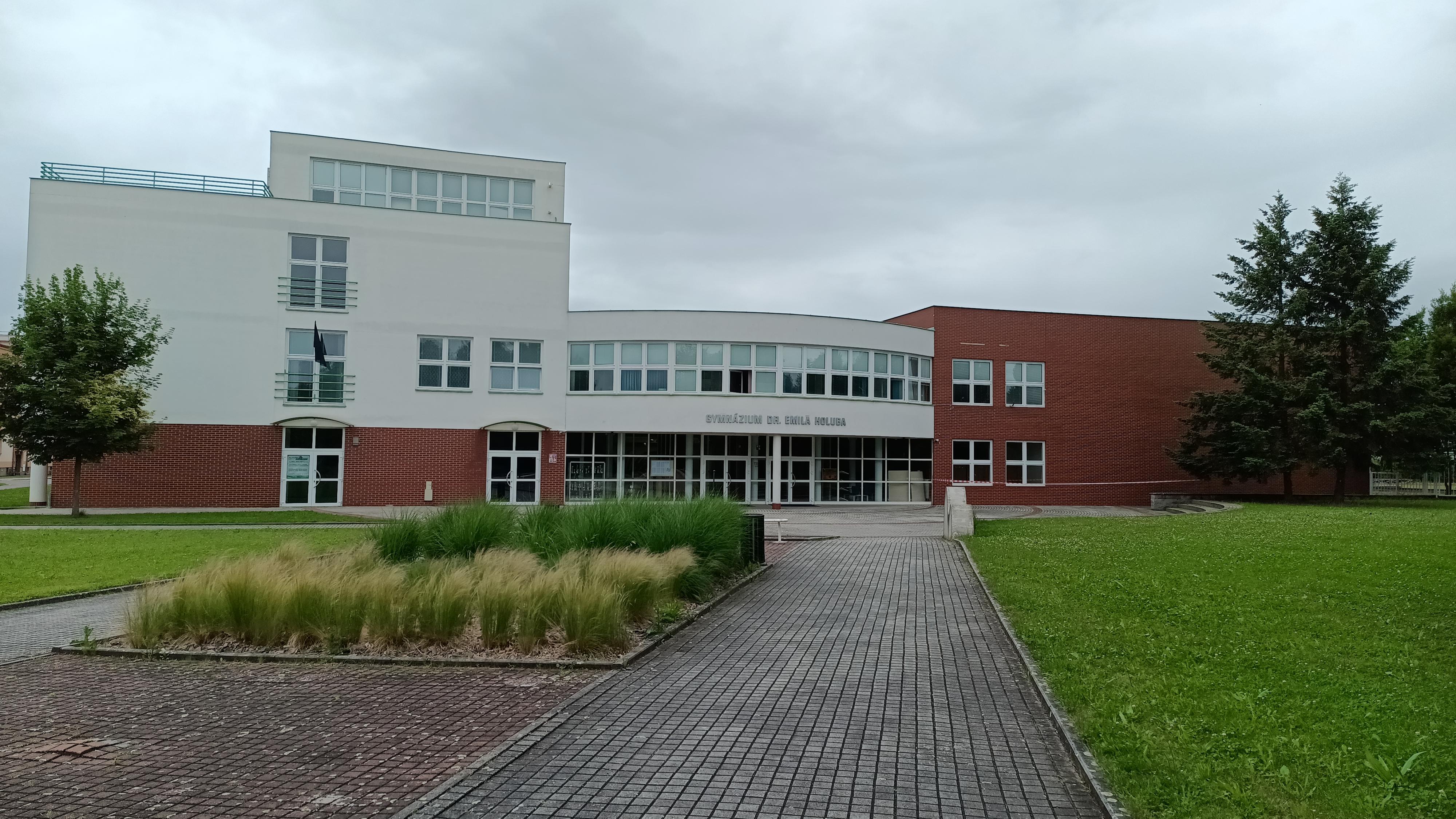 Gymnázium Dr. Emila Holuba Holice foto 2
