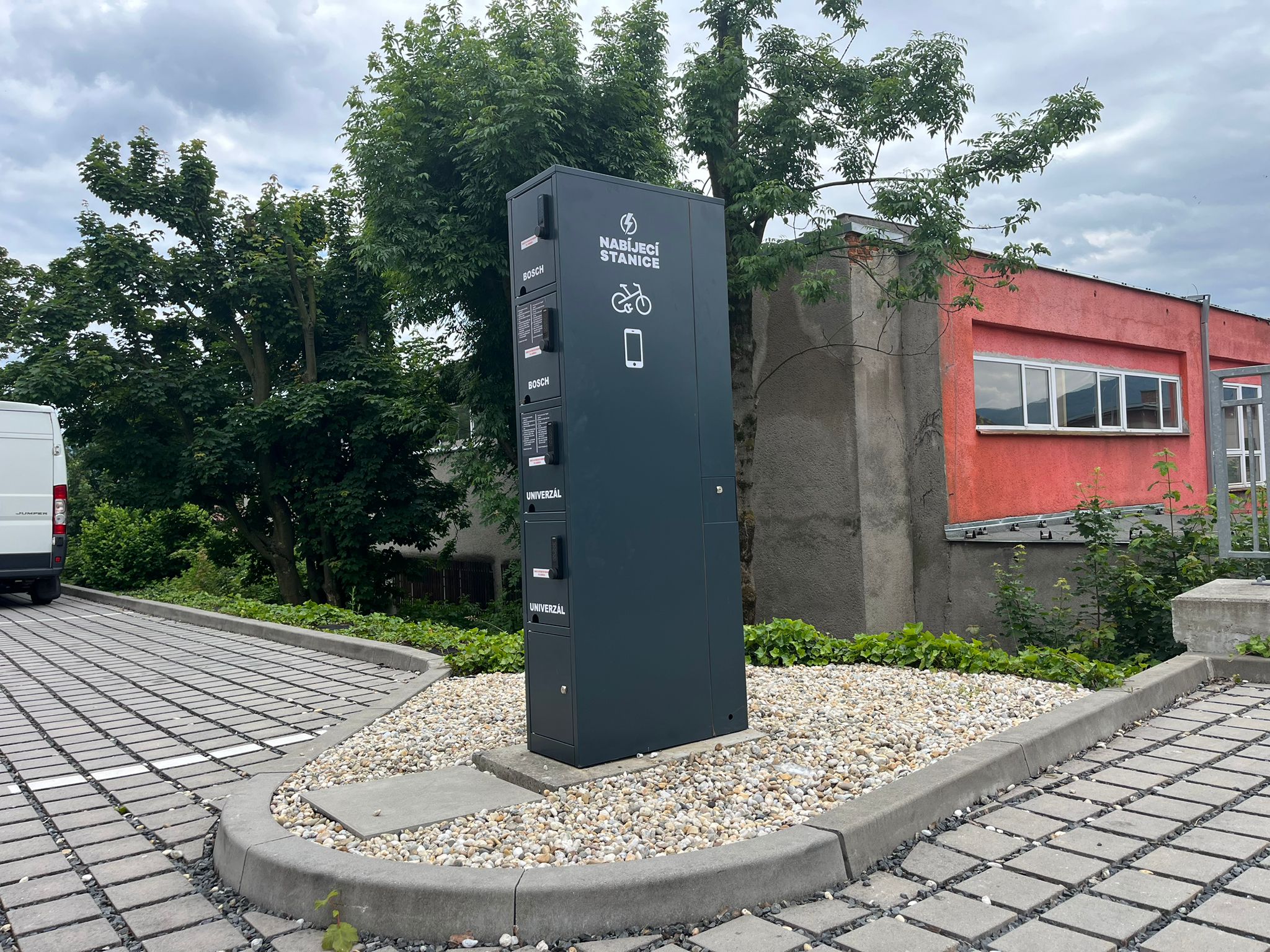 Nabíjecí stanice pro elektrokola a mobilní zařízení Etron Czech foto 2