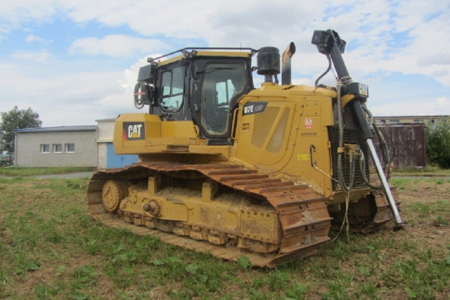 Pásový dozer CAT D7E