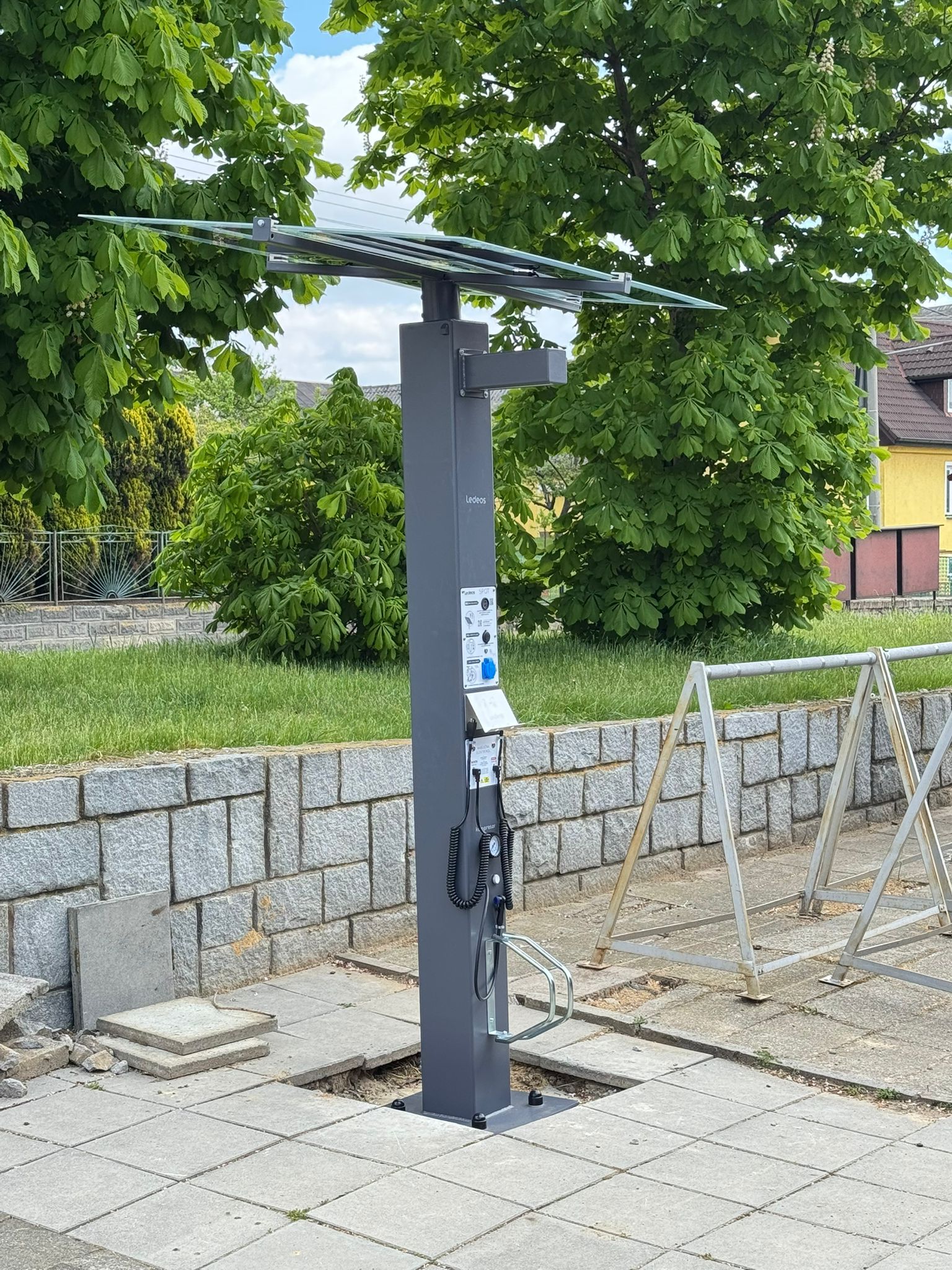 Multifunkční nabíjecí stanice SPOT foto 1