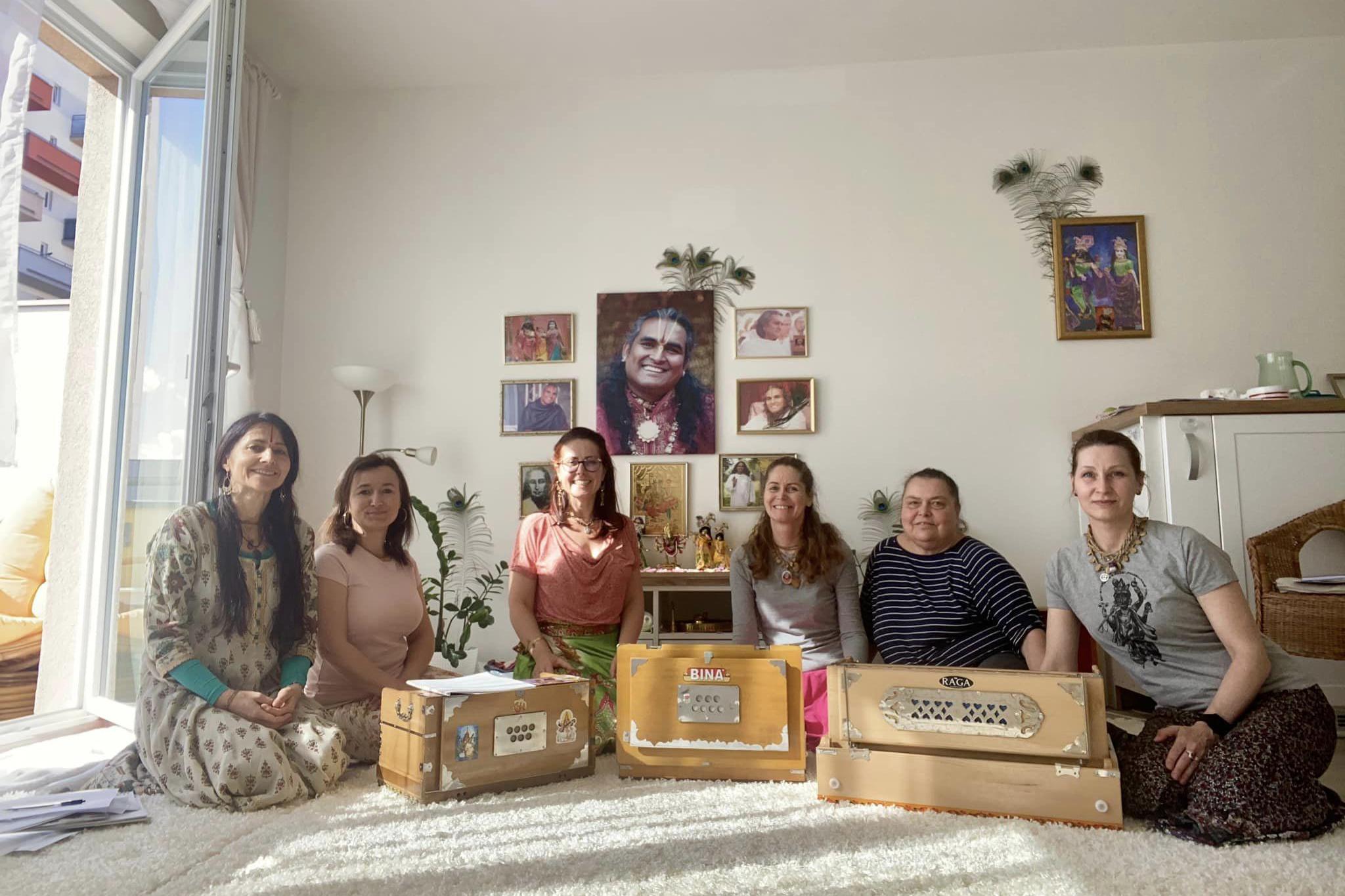 Lektorka hry na harmonium a manter a otevírání hlasu