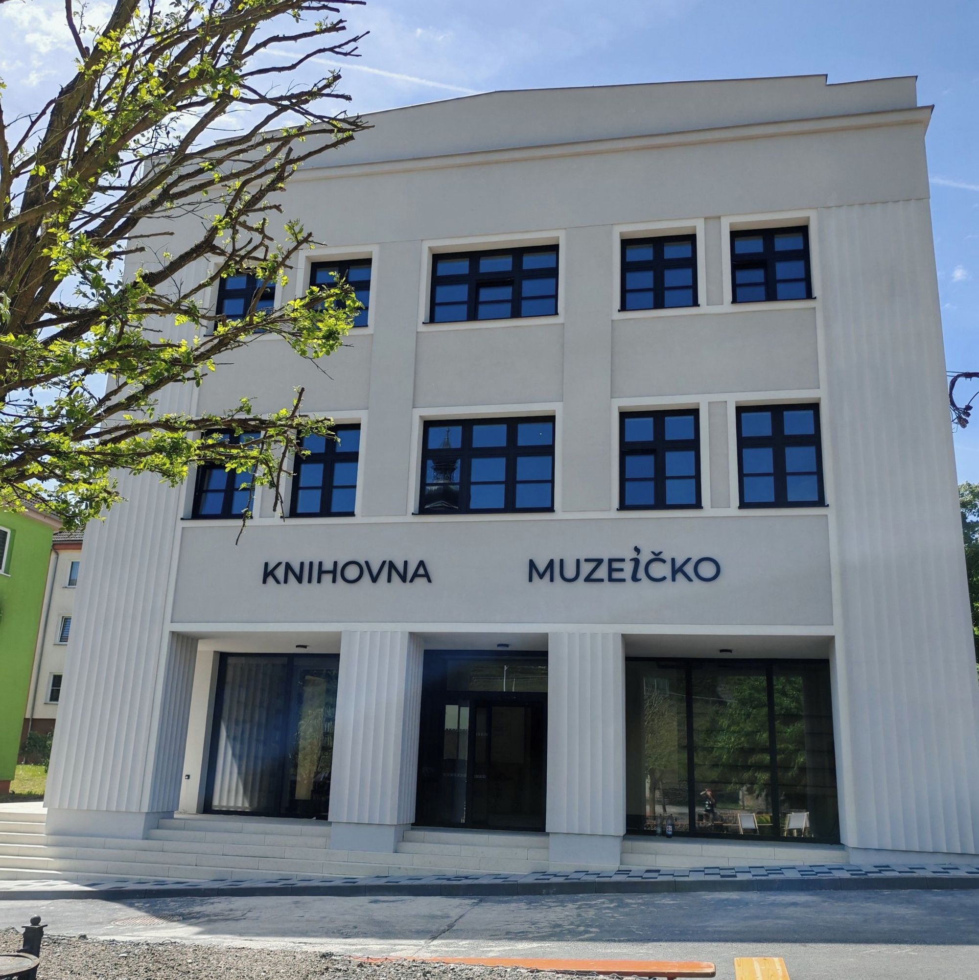 Knihovna a muzeíčko foto 1