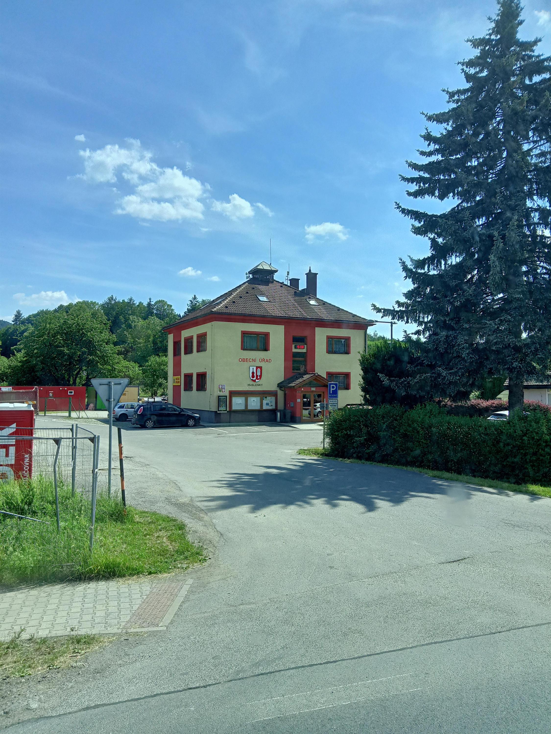 Huslenky - obecní úřad foto 2