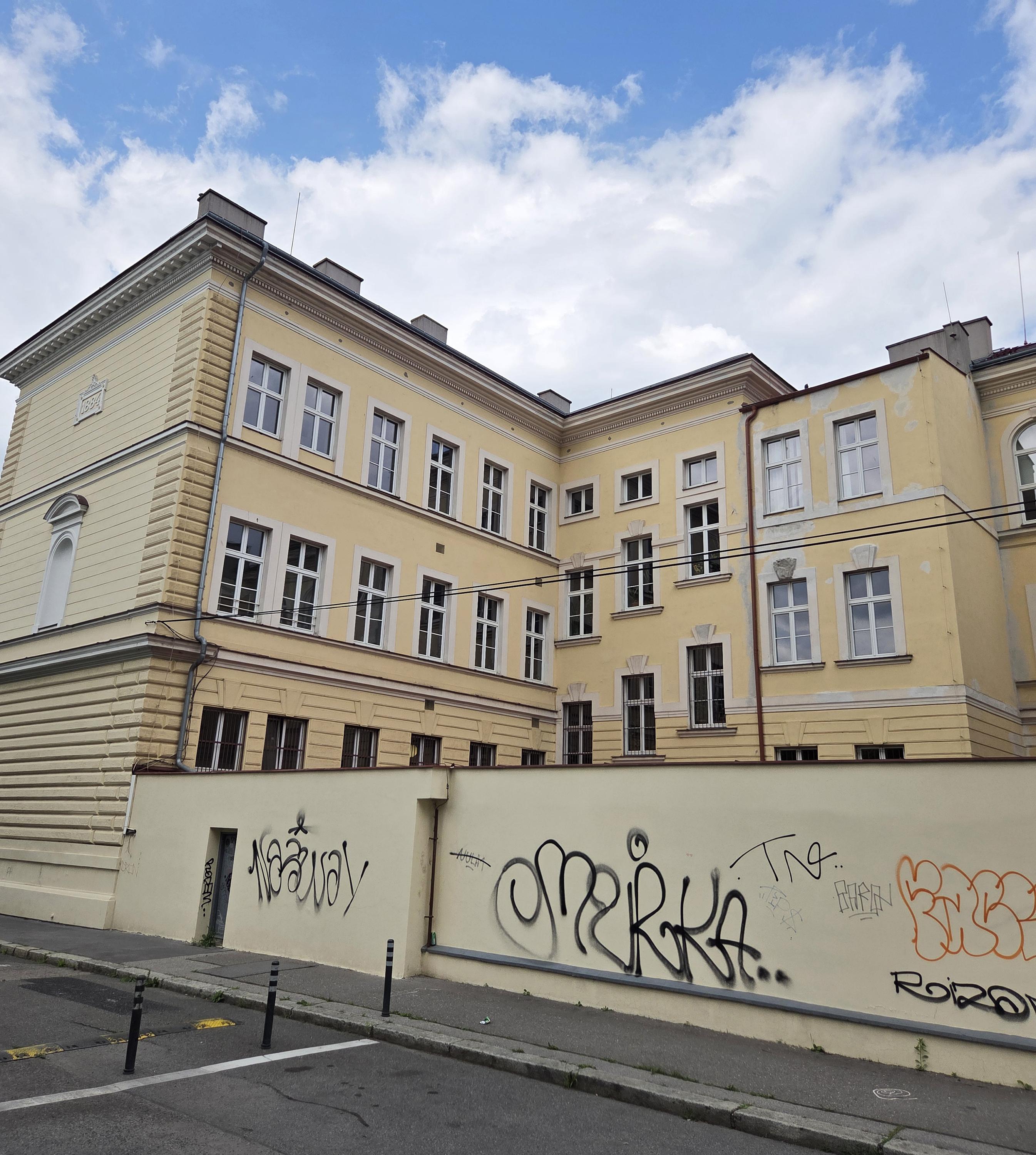 Vyšší odborná škola oděvního návrhářství a Střední průmyslová škola oděvní Praha foto 2