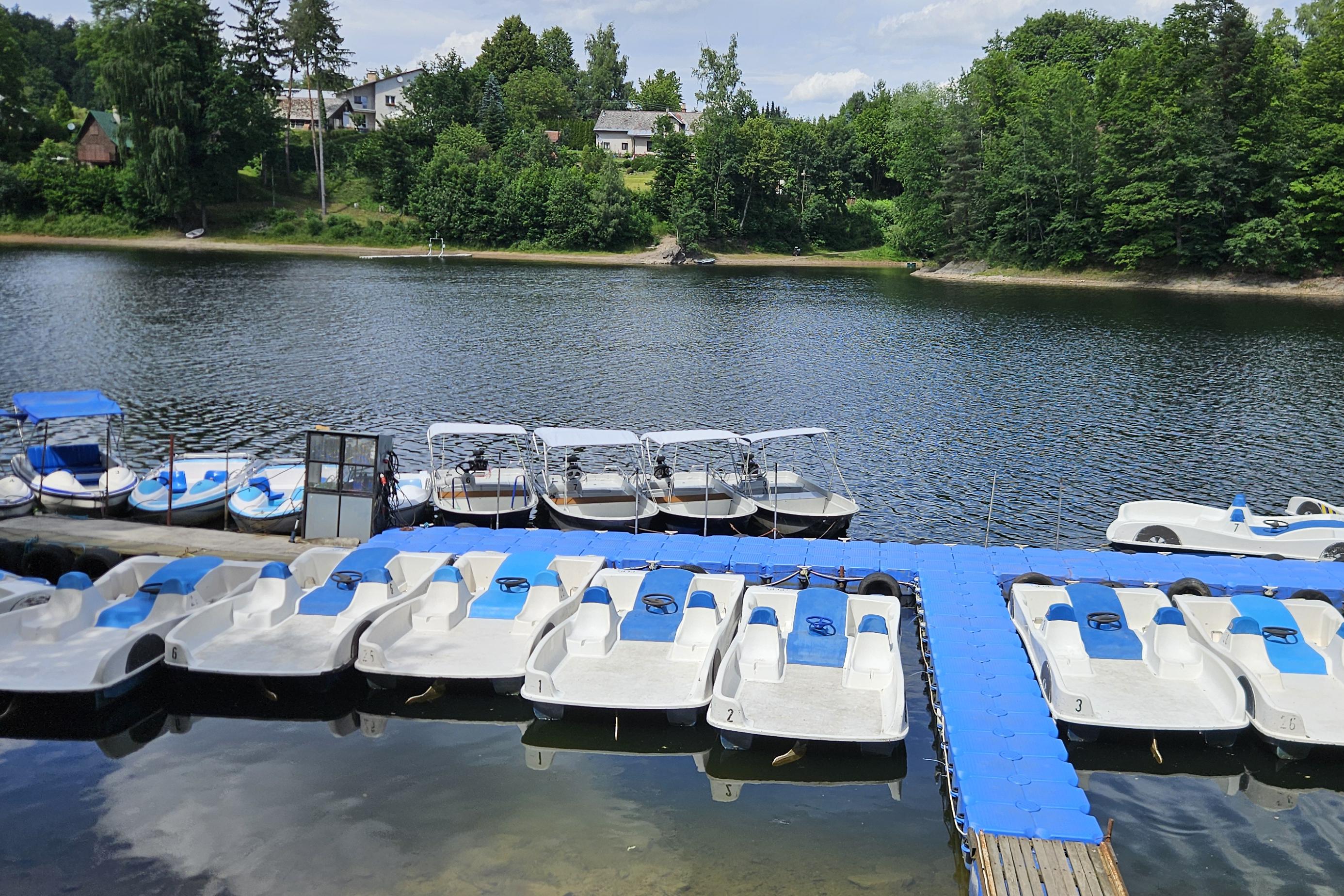 Půjčovna lodí a šlapadel U mostu Pastviny