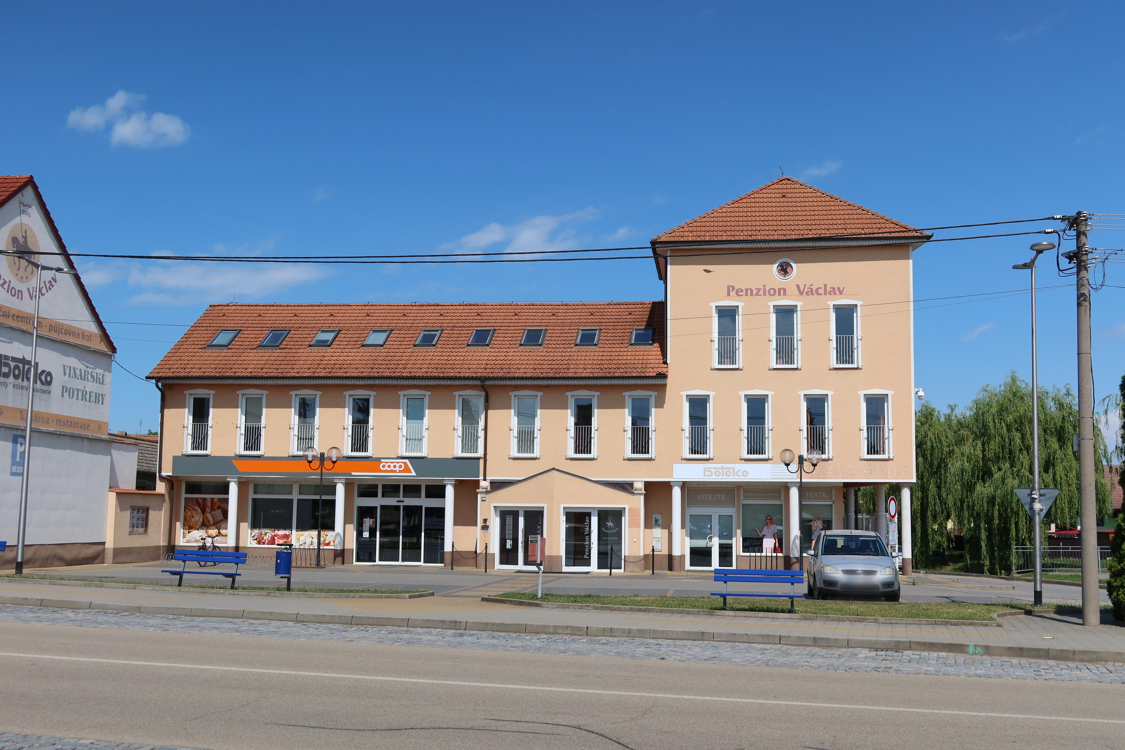Jednota, spotřební družstvo v Hodoníně - COOP foto 1