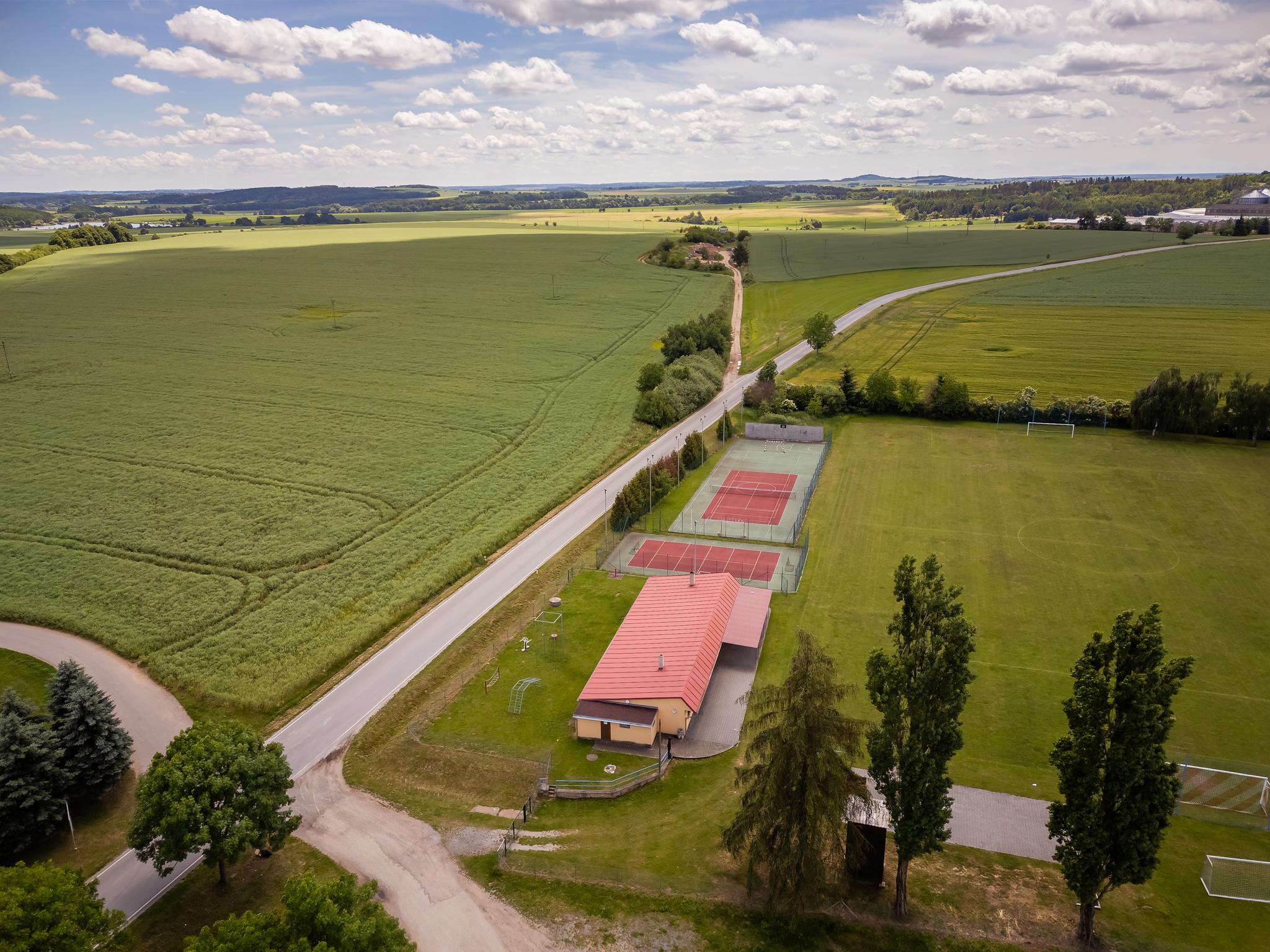 Fotbalové hřiště Dešná foto 2