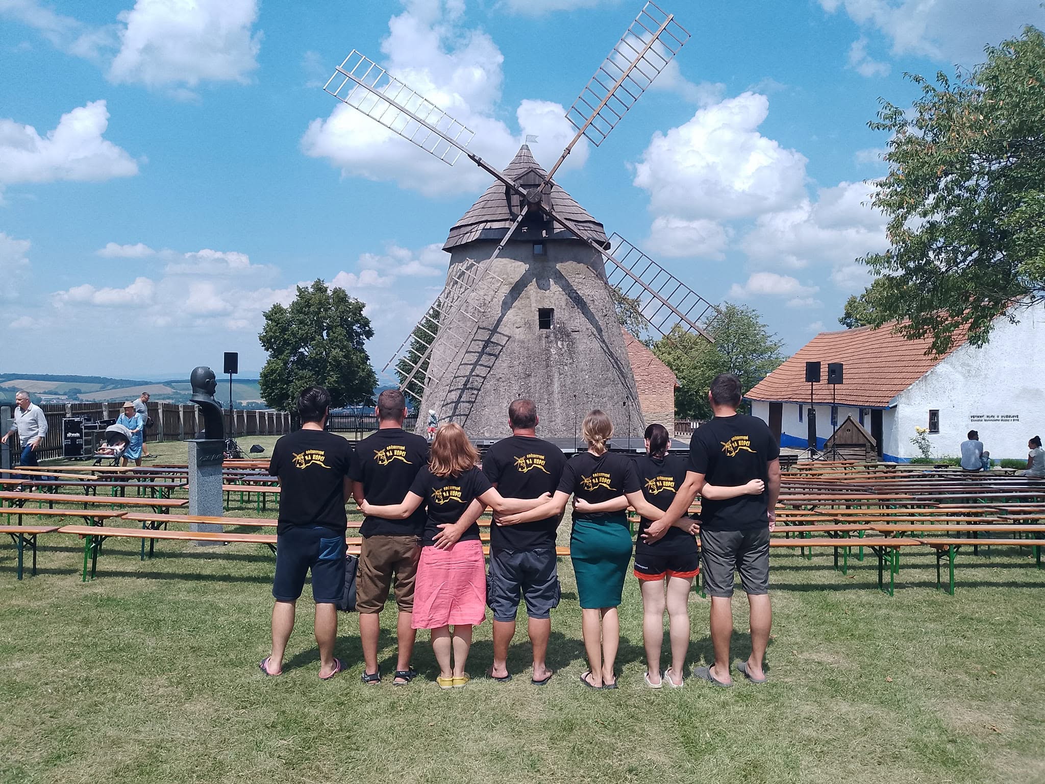 Občerstvení na kopci - Větrný mlýn Kuželov foto 4