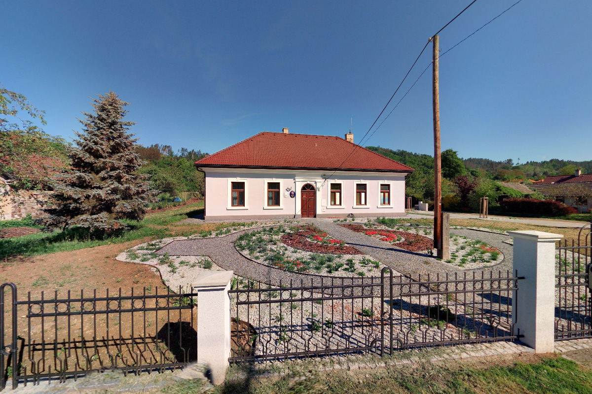 Koroužné - obecní úřad foto 2